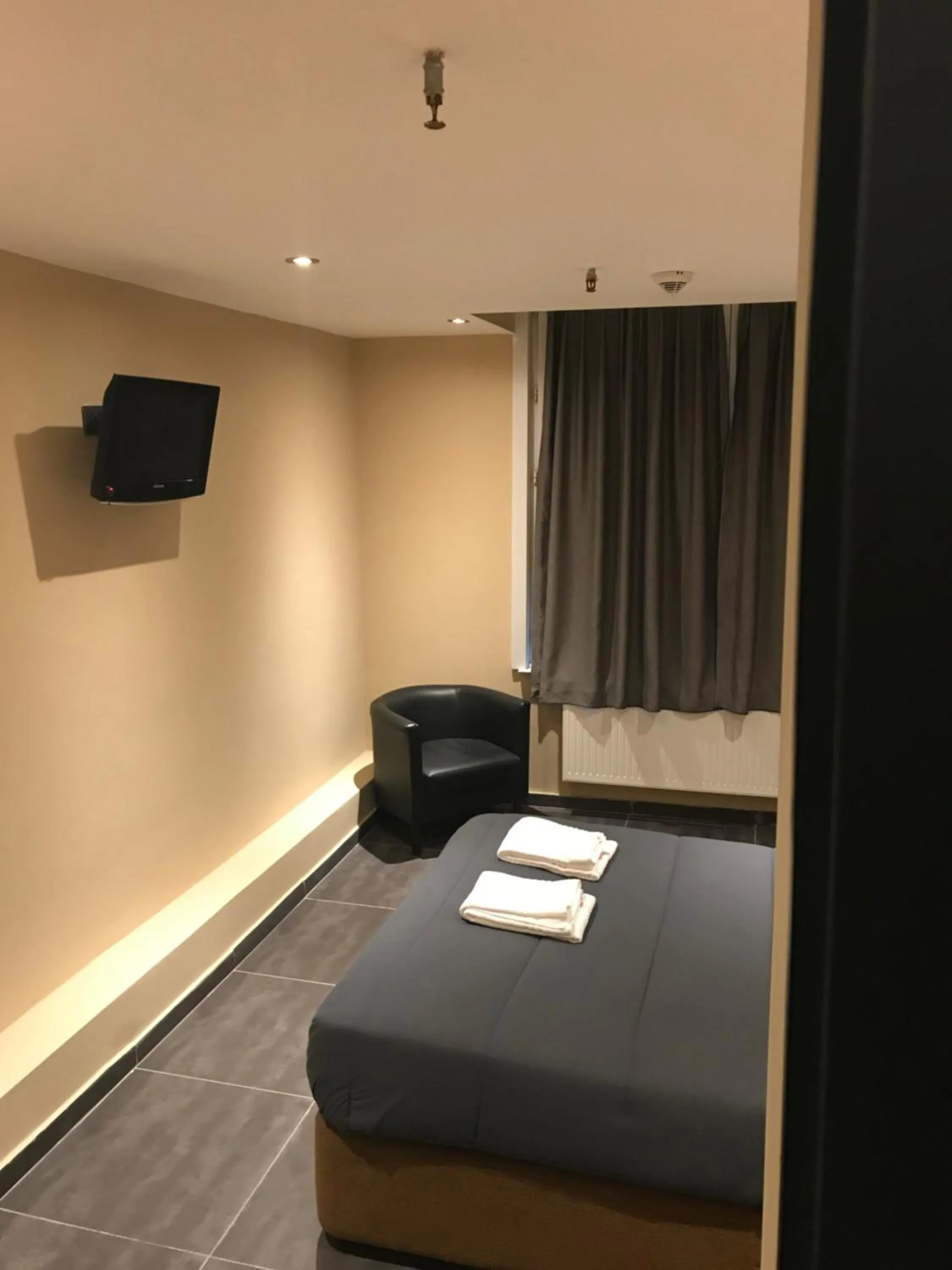 Photo of the whole room, Bed in Royal Hotel