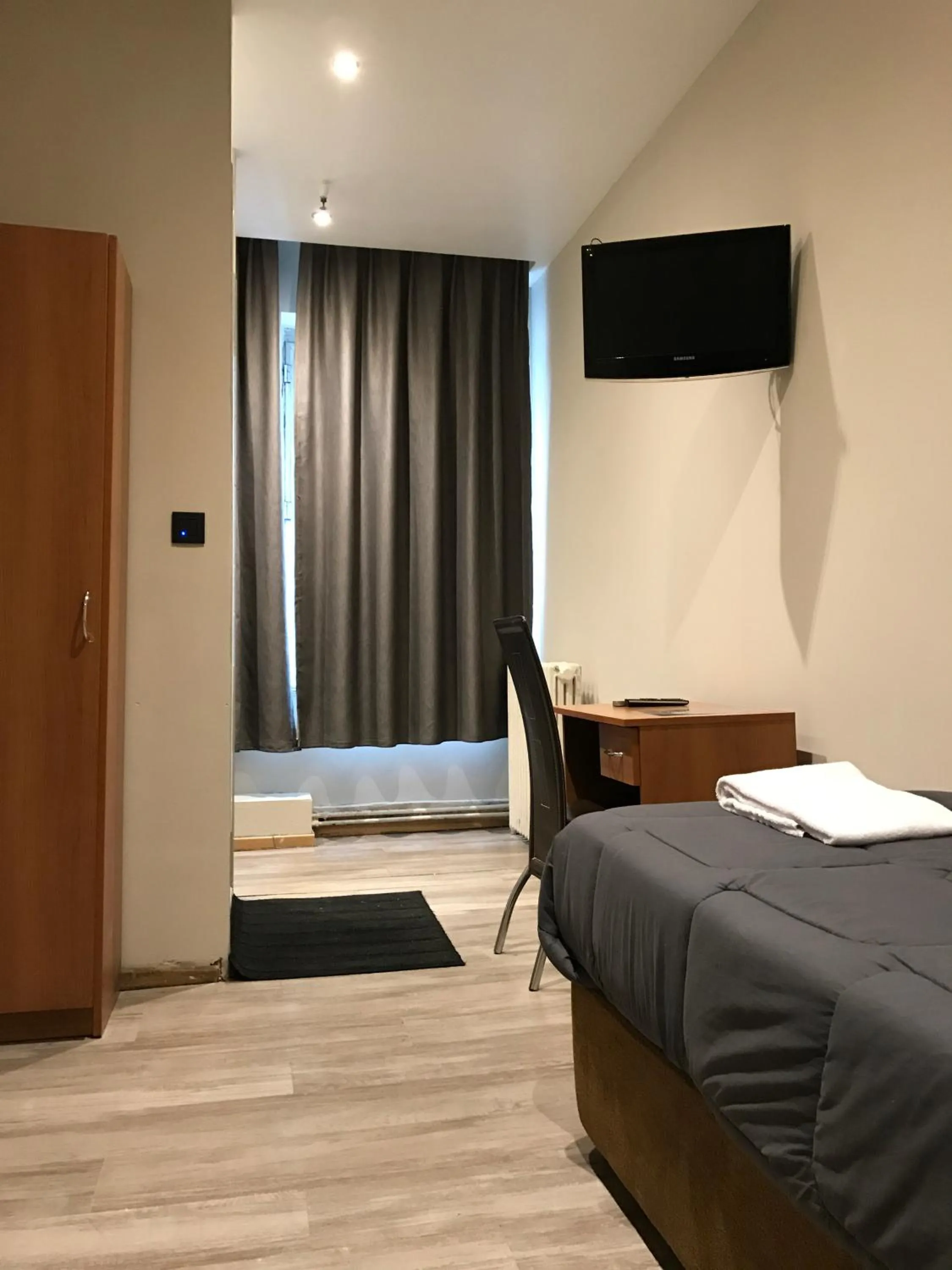 Bedroom, Bed in Royal Hotel