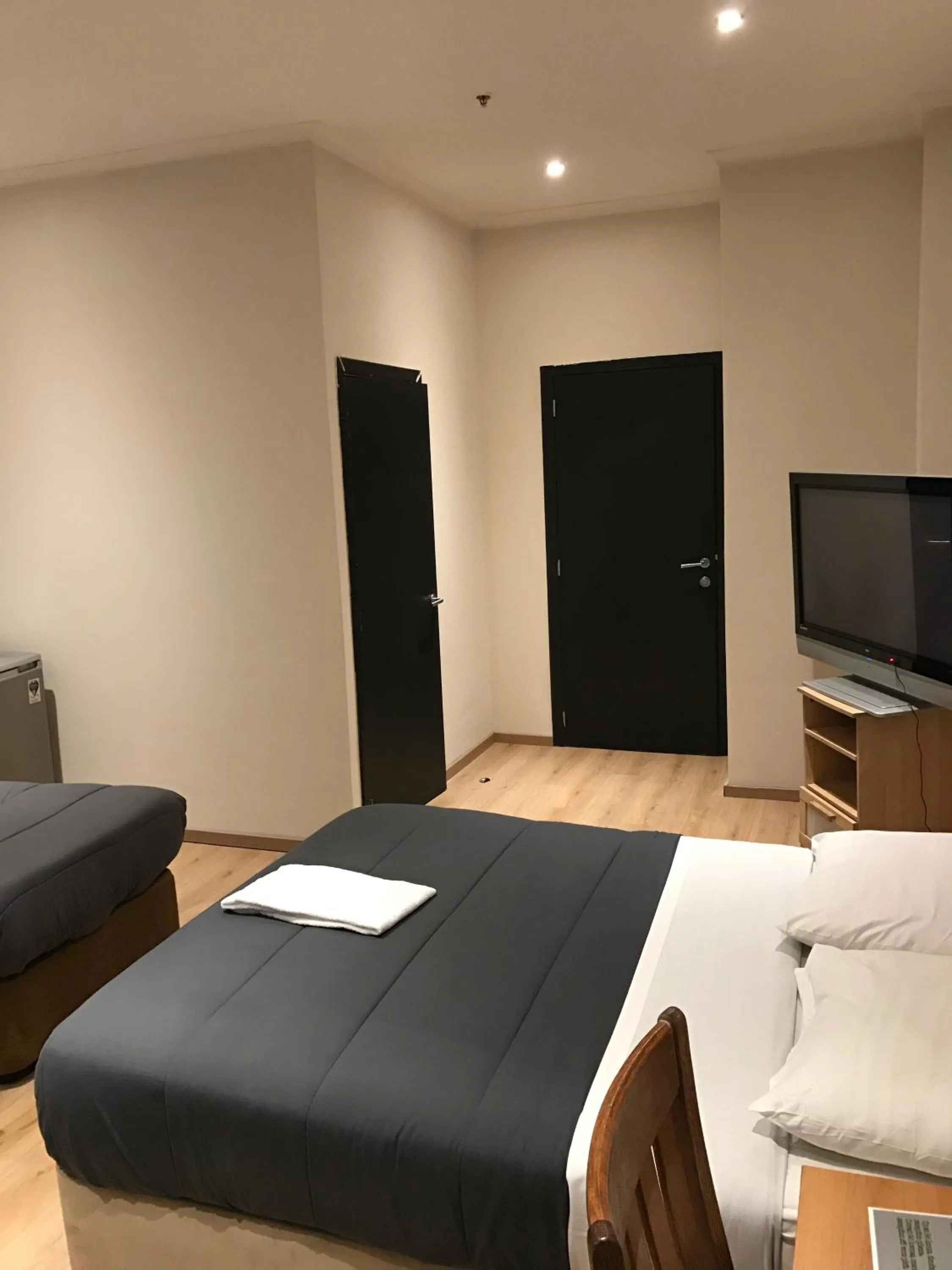 Bedroom, Bed in Royal Hotel