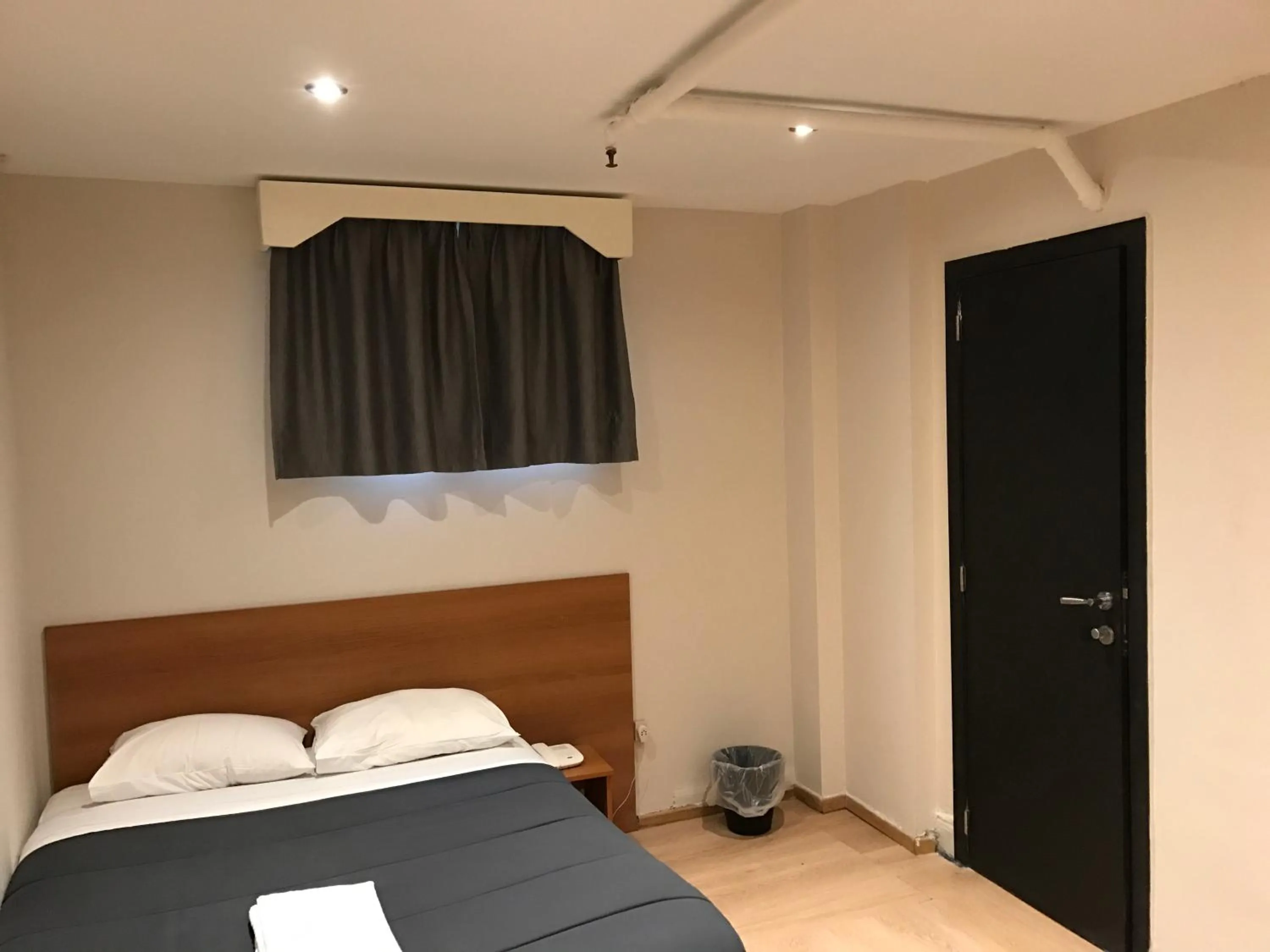 Bedroom, Bed in Royal Hotel