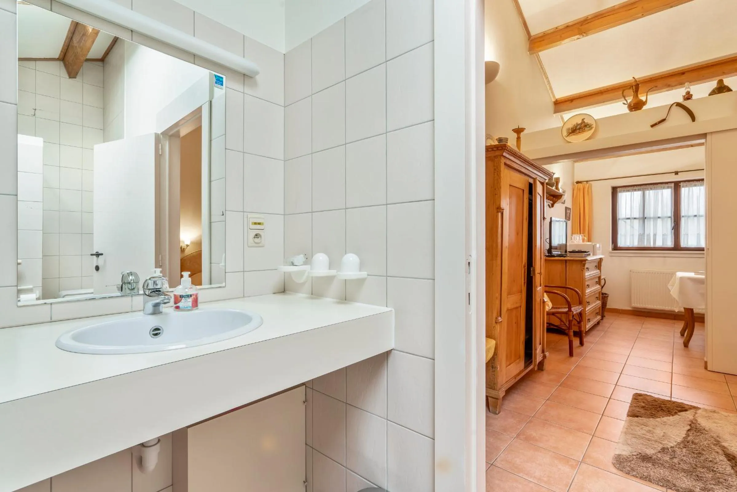 Shower in Elckerlyck Inn Hotel