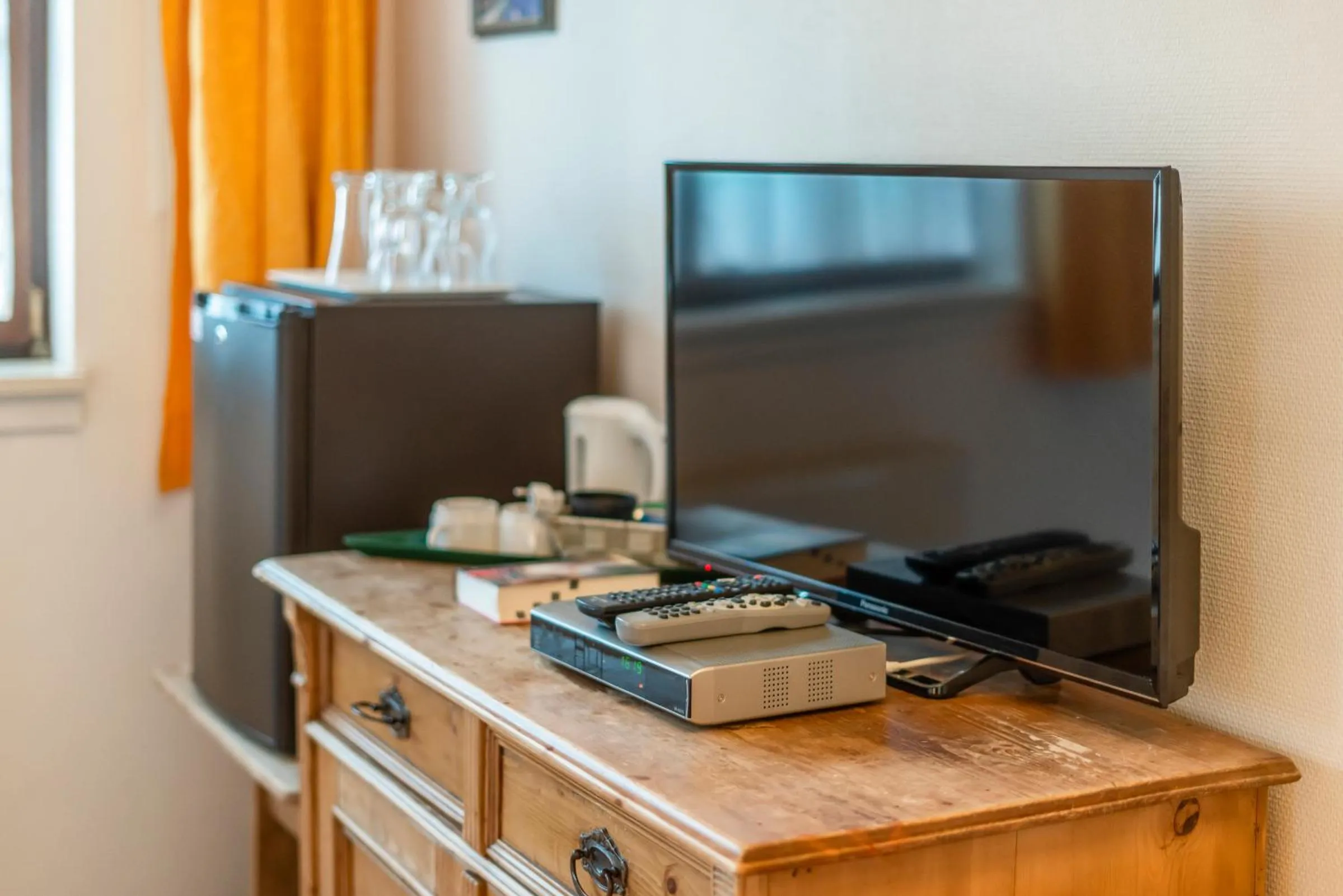 TV and multimedia in Elckerlyck Inn Hotel