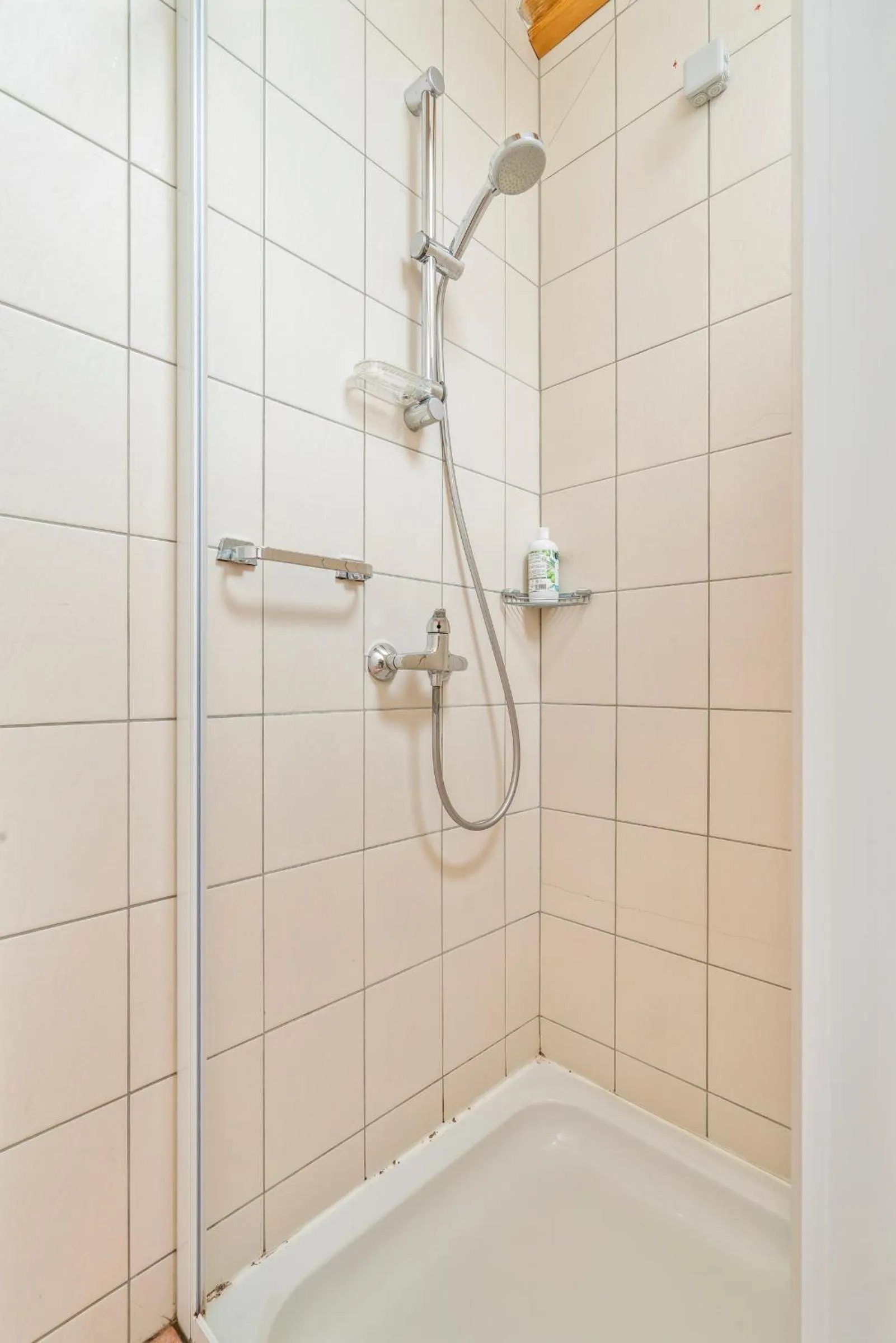 Shower in Elckerlyck Inn Hotel
