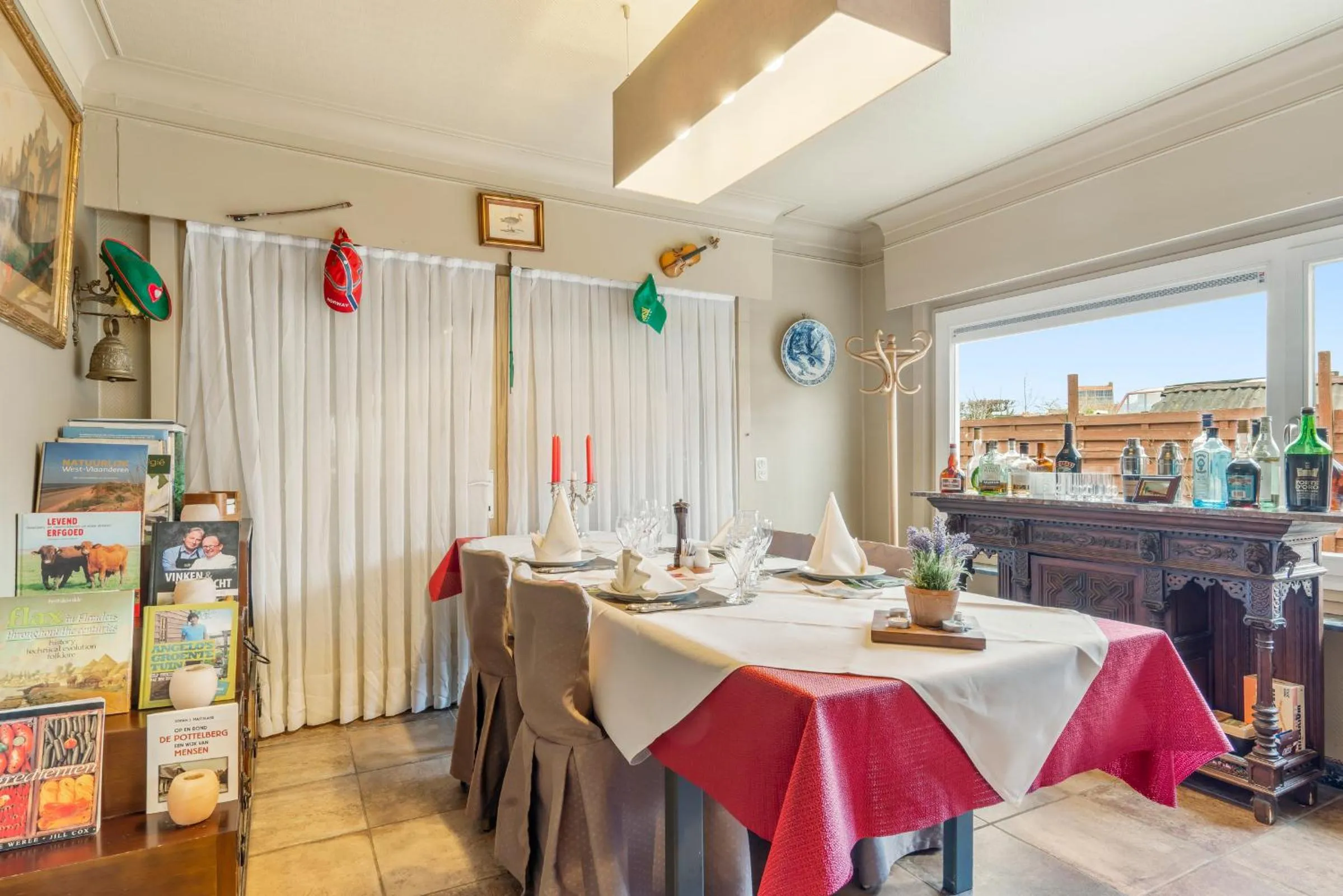 Restaurant/places to eat in Elckerlyck Inn Hotel