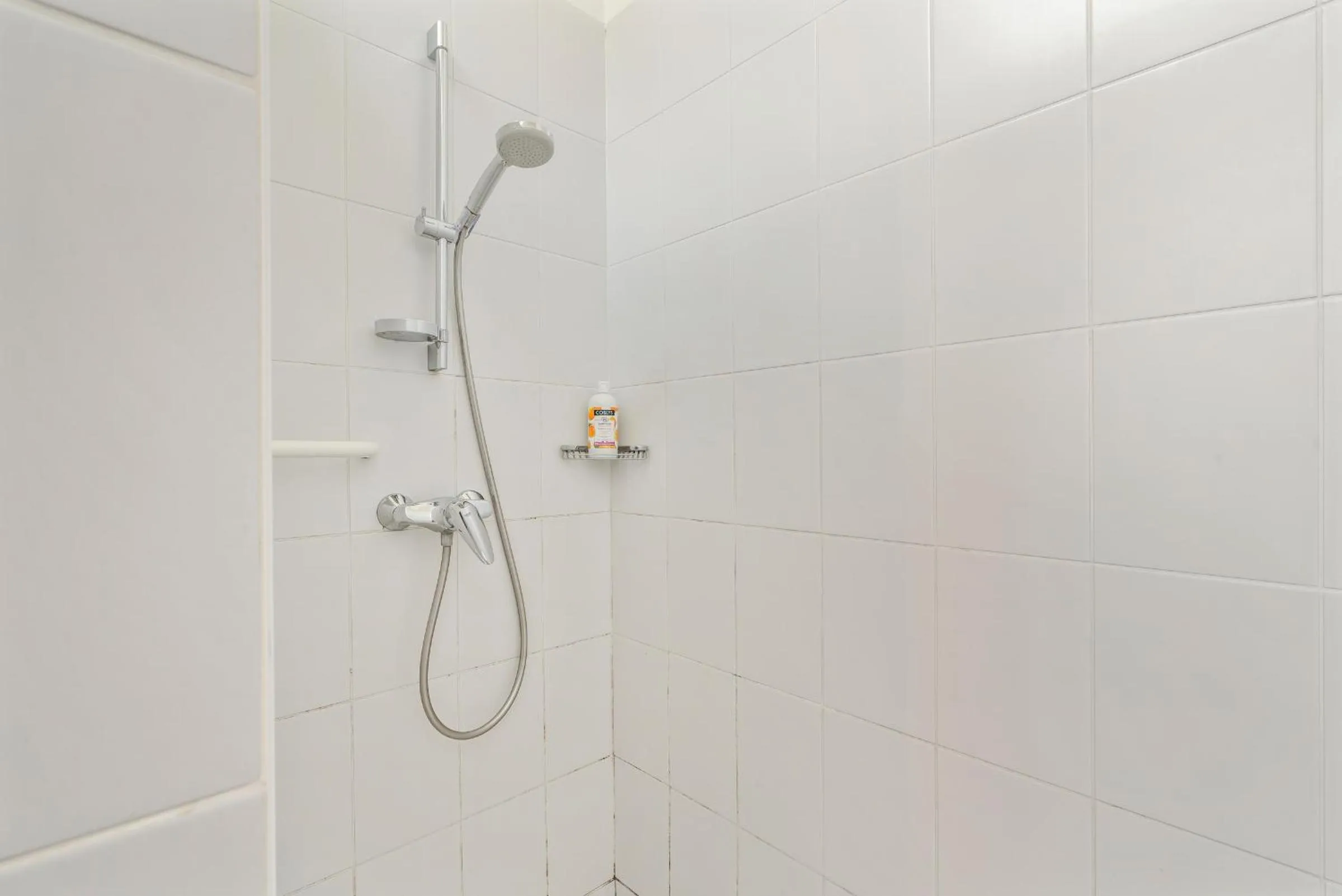 Shower in Elckerlyck Inn Hotel