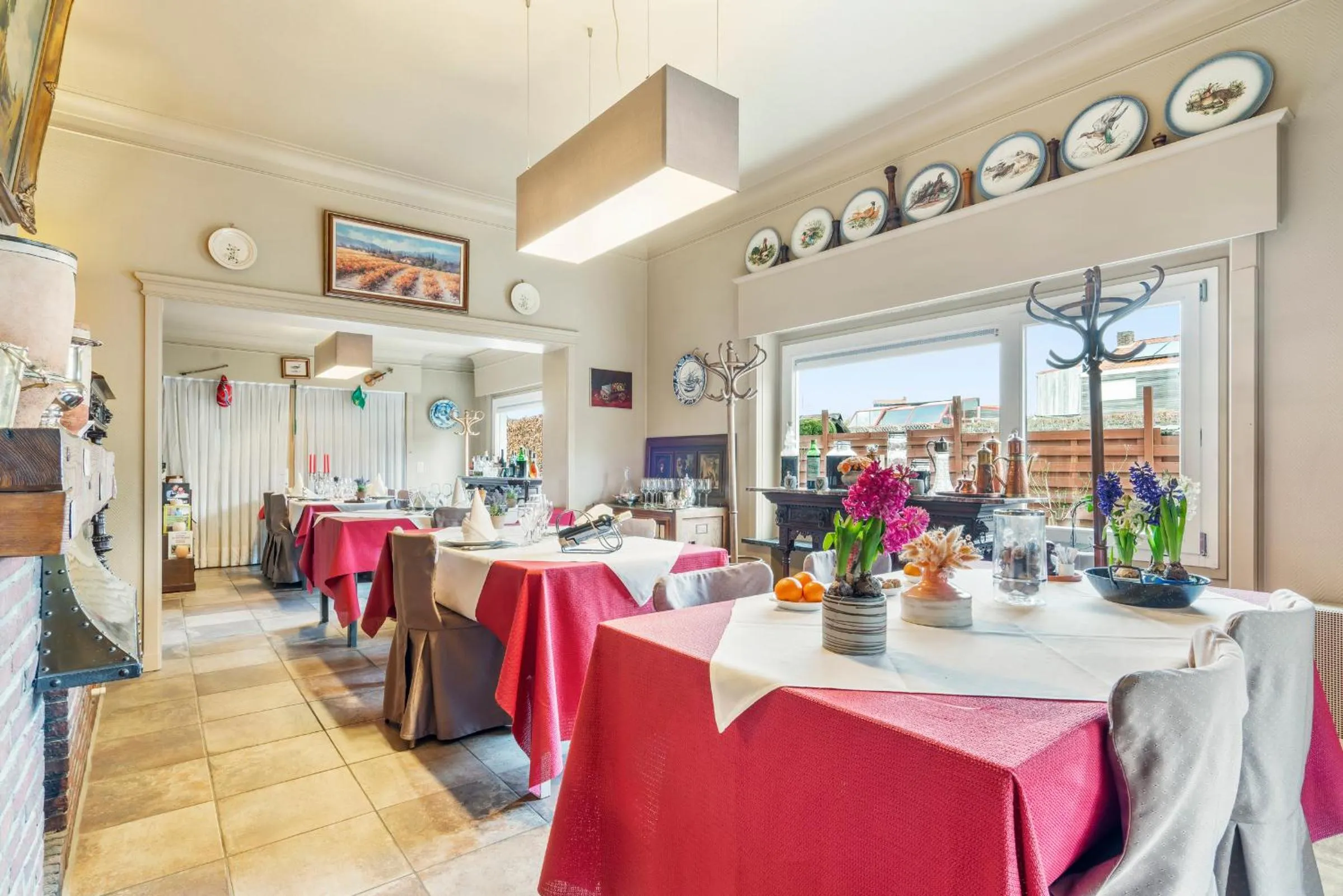 Restaurant/places to eat in Elckerlyck Inn Hotel