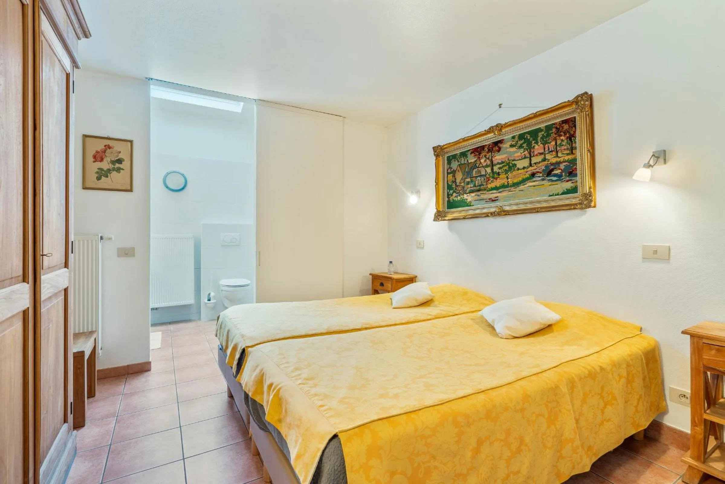 Bed in Elckerlyck Inn Hotel