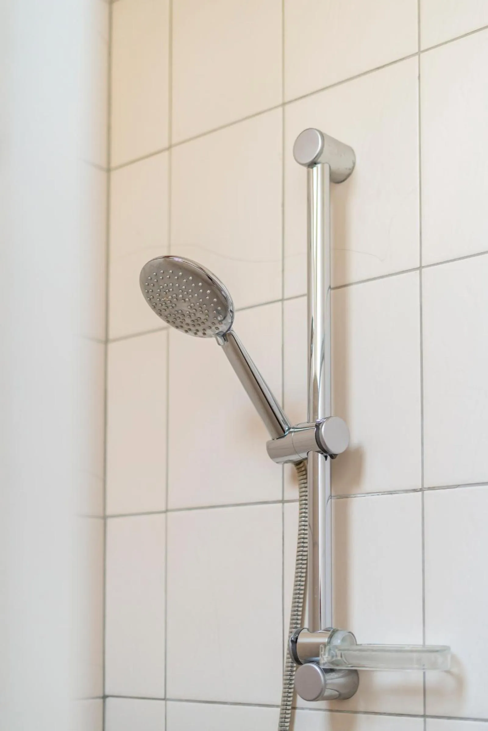 Shower in Elckerlyck Inn Hotel