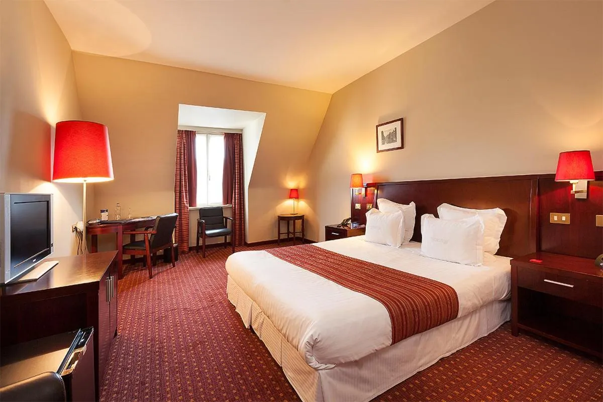 Bed in Hotel Restaurant Weinebrugge