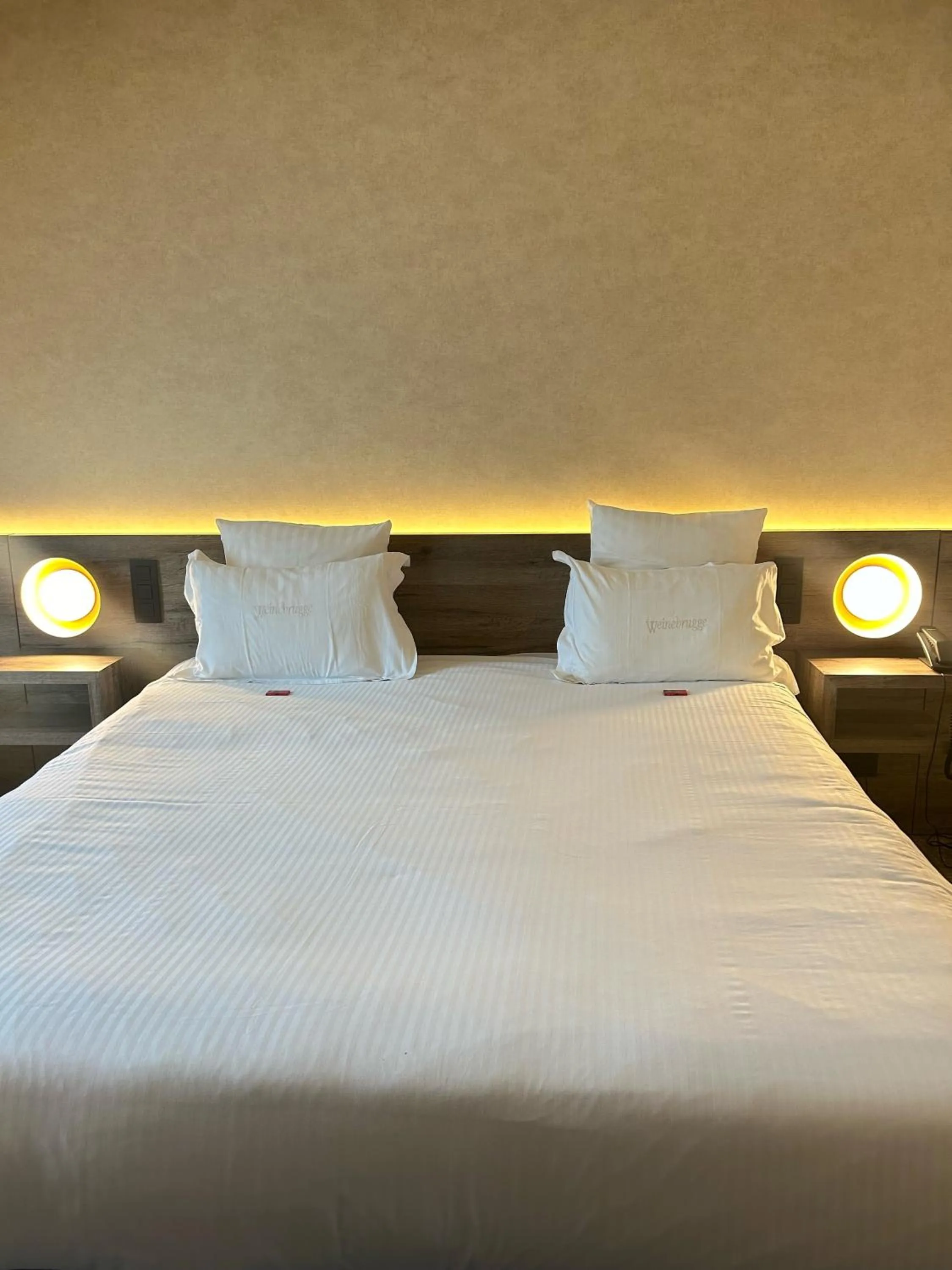 Bed in Hotel Restaurant Weinebrugge