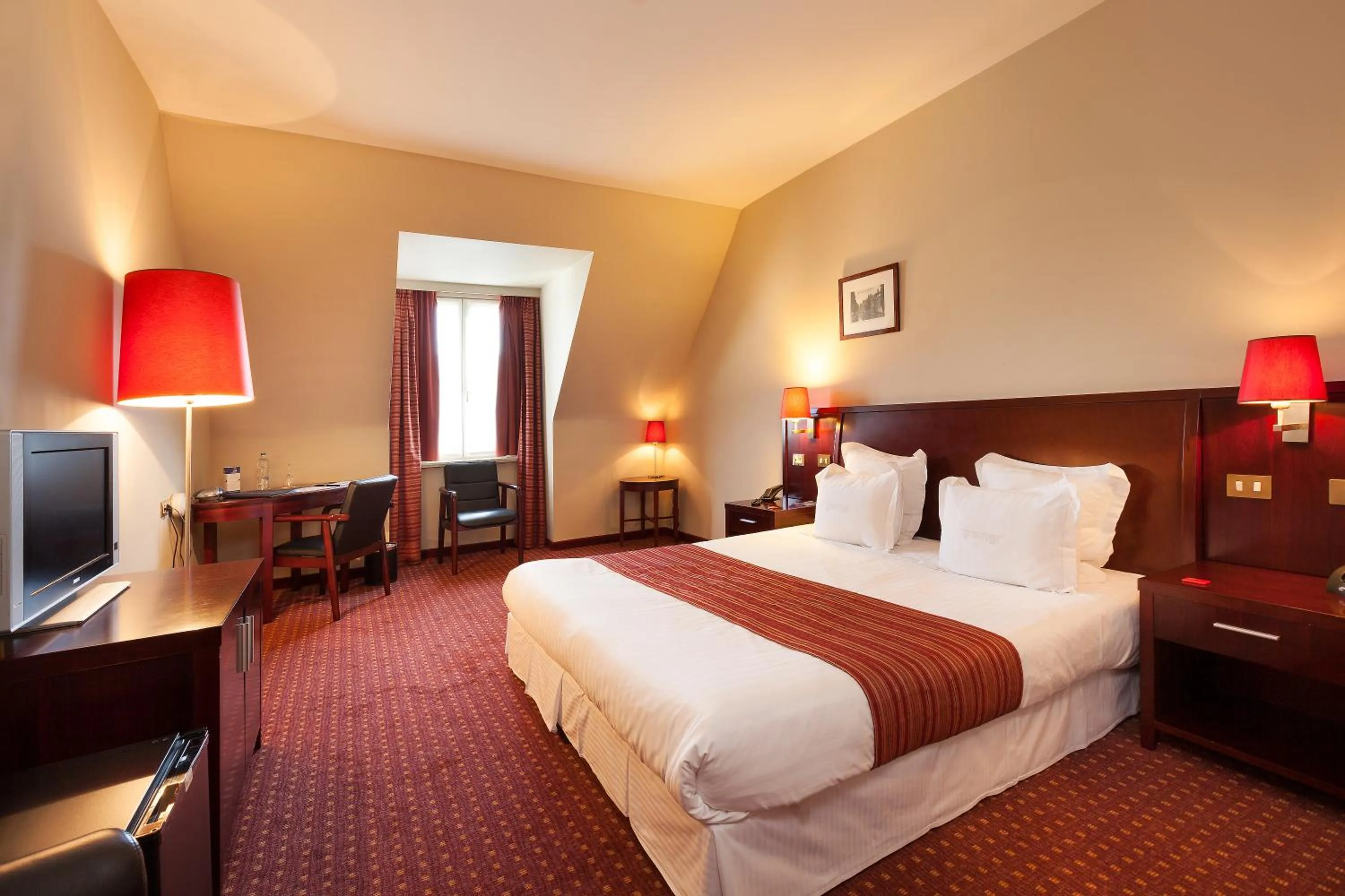 Bed in Hotel Restaurant Weinebrugge