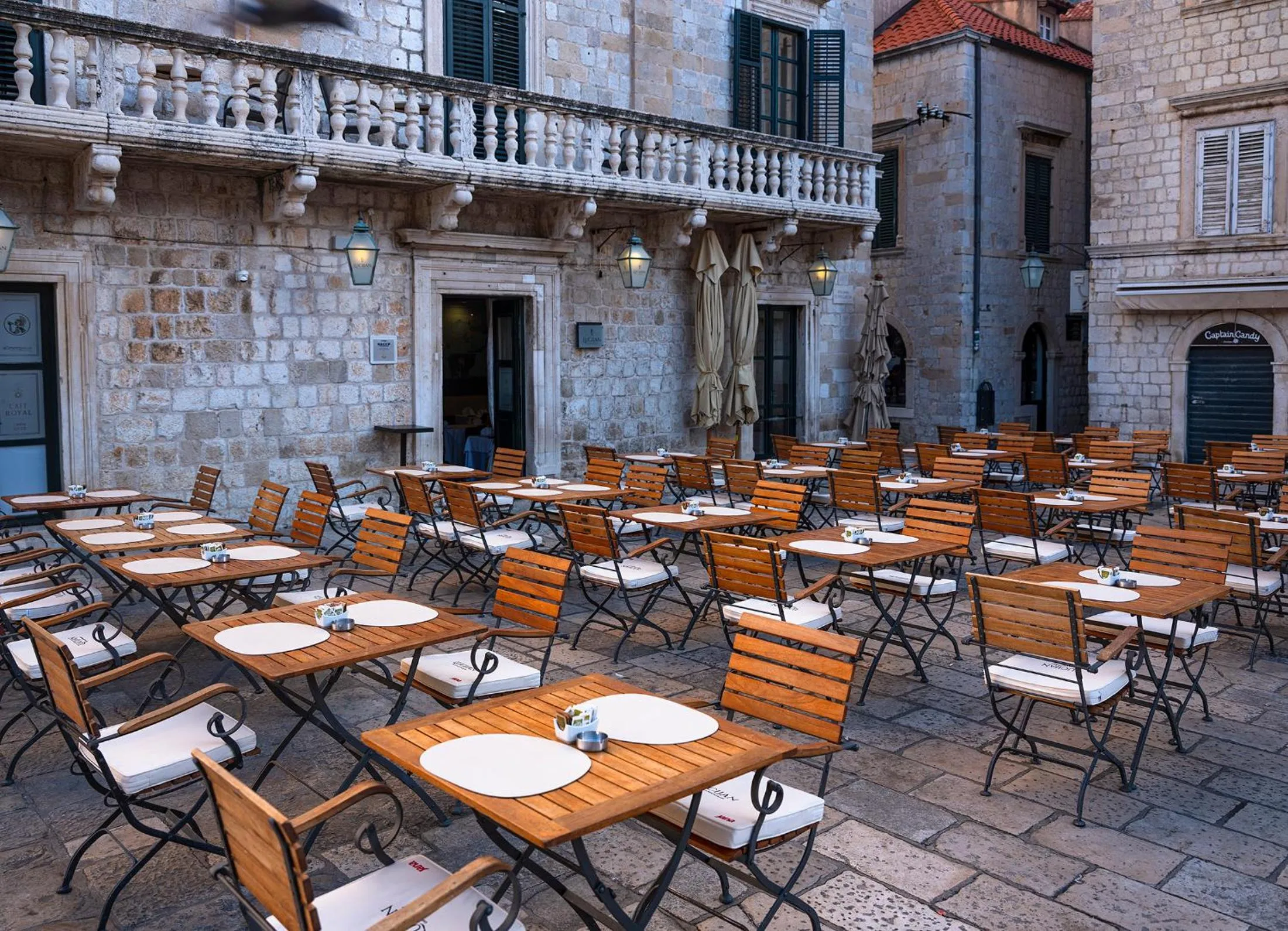 Restaurant/places to eat in The Pucic Palace