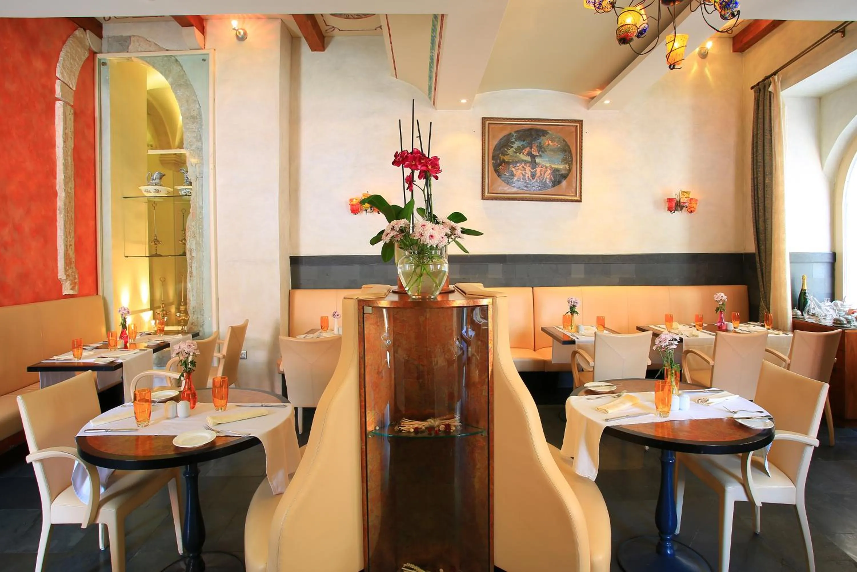 Restaurant/places to eat in The Pucic Palace