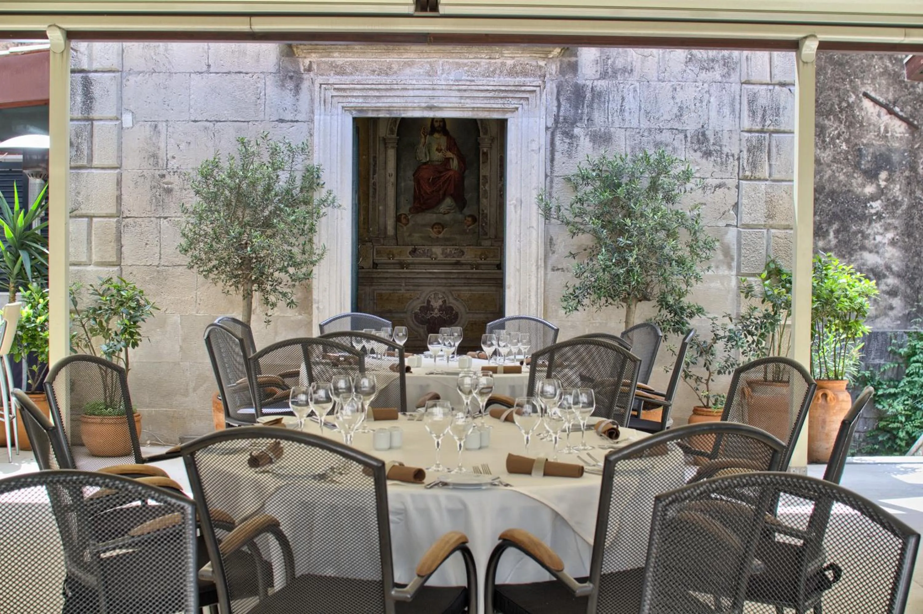 Restaurant/places to eat in The Pucic Palace