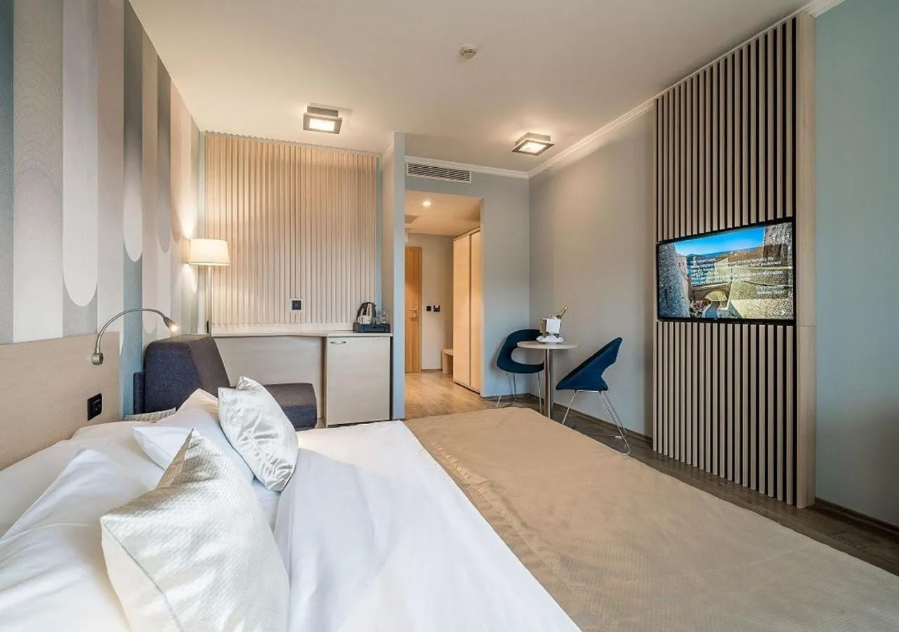 Photo of the whole room, Bed in Berkeley Hotel