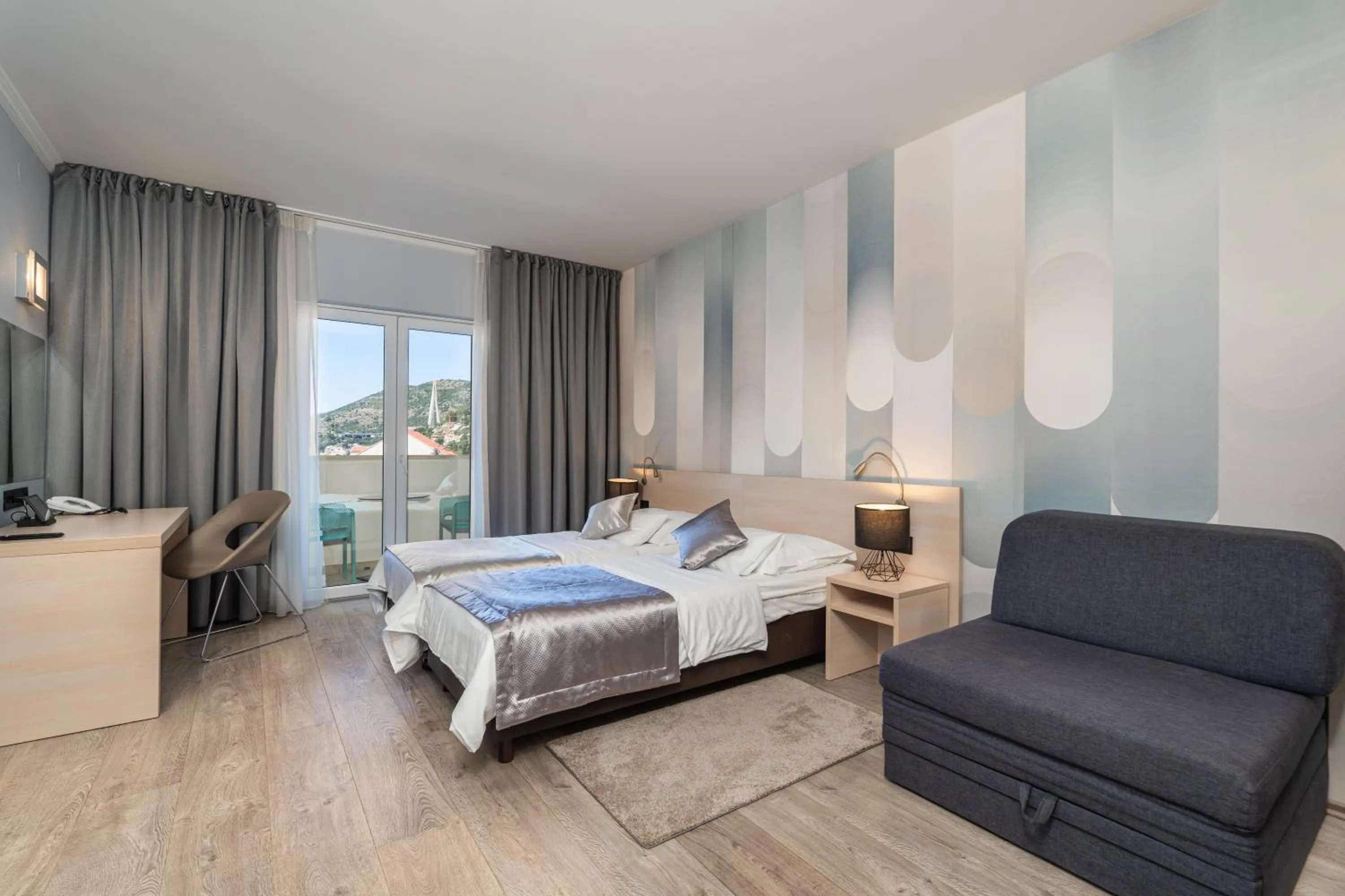 Photo of the whole room, Bed in Berkeley Hotel