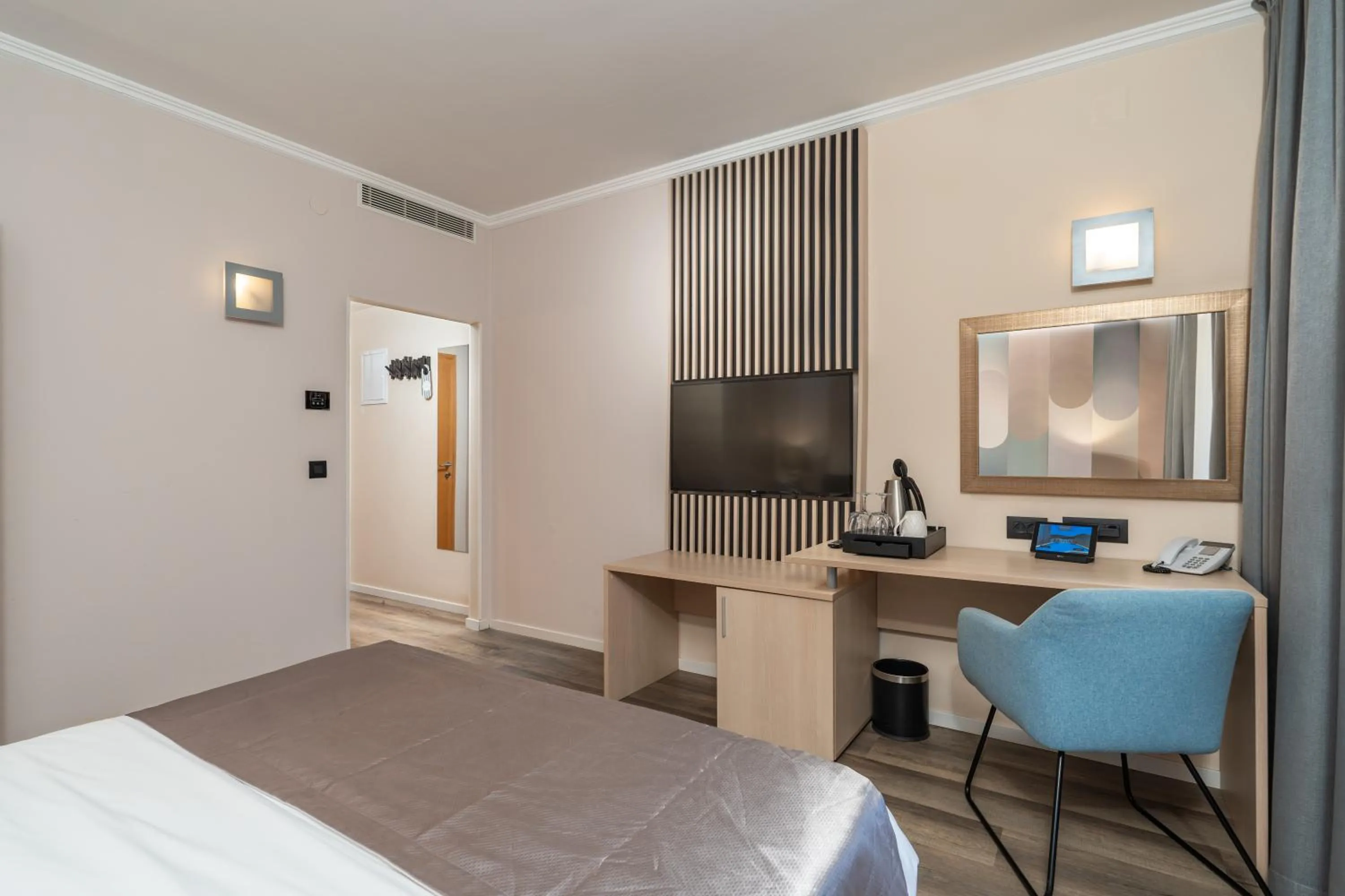 Photo of the whole room, Bed in Berkeley Hotel