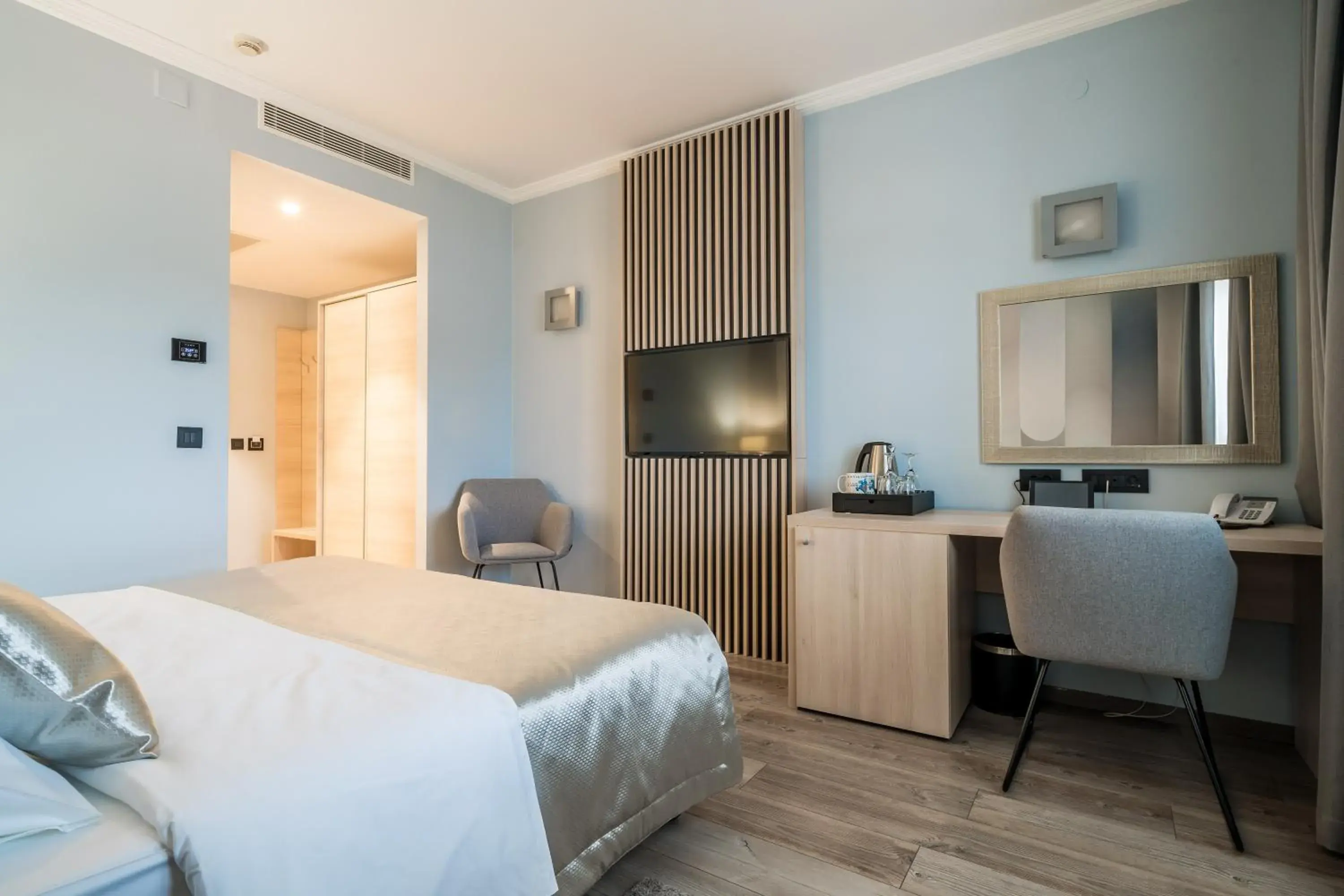 Bedroom, Bed in Berkeley Hotel Bedroom, Bed in Berkeley Hotel