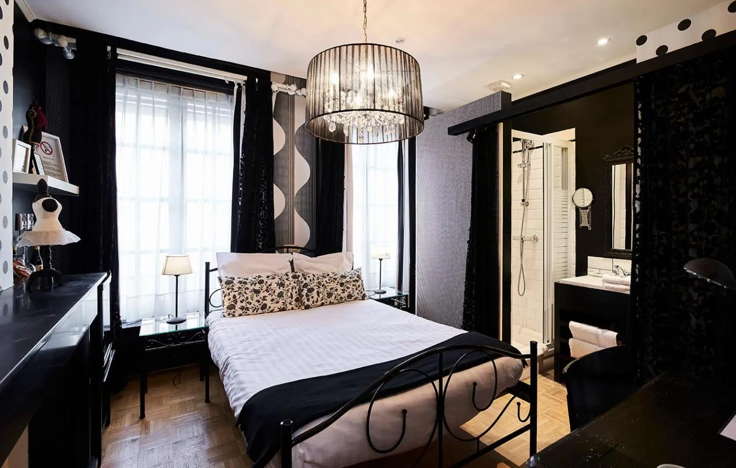 Bed in Full House Hotel