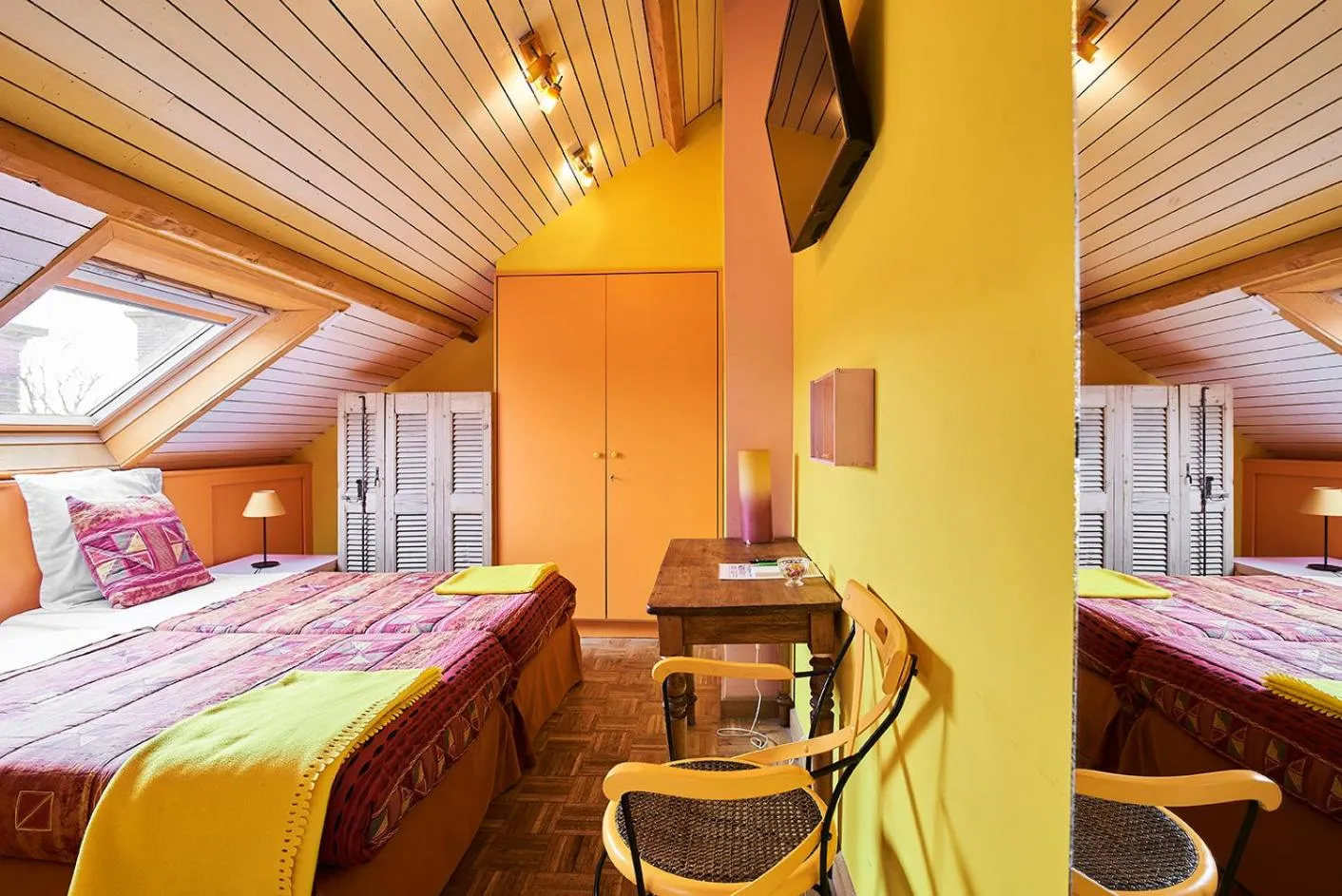 Bed in Full House Hotel