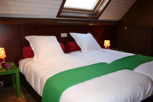 Bed in Full House Hotel