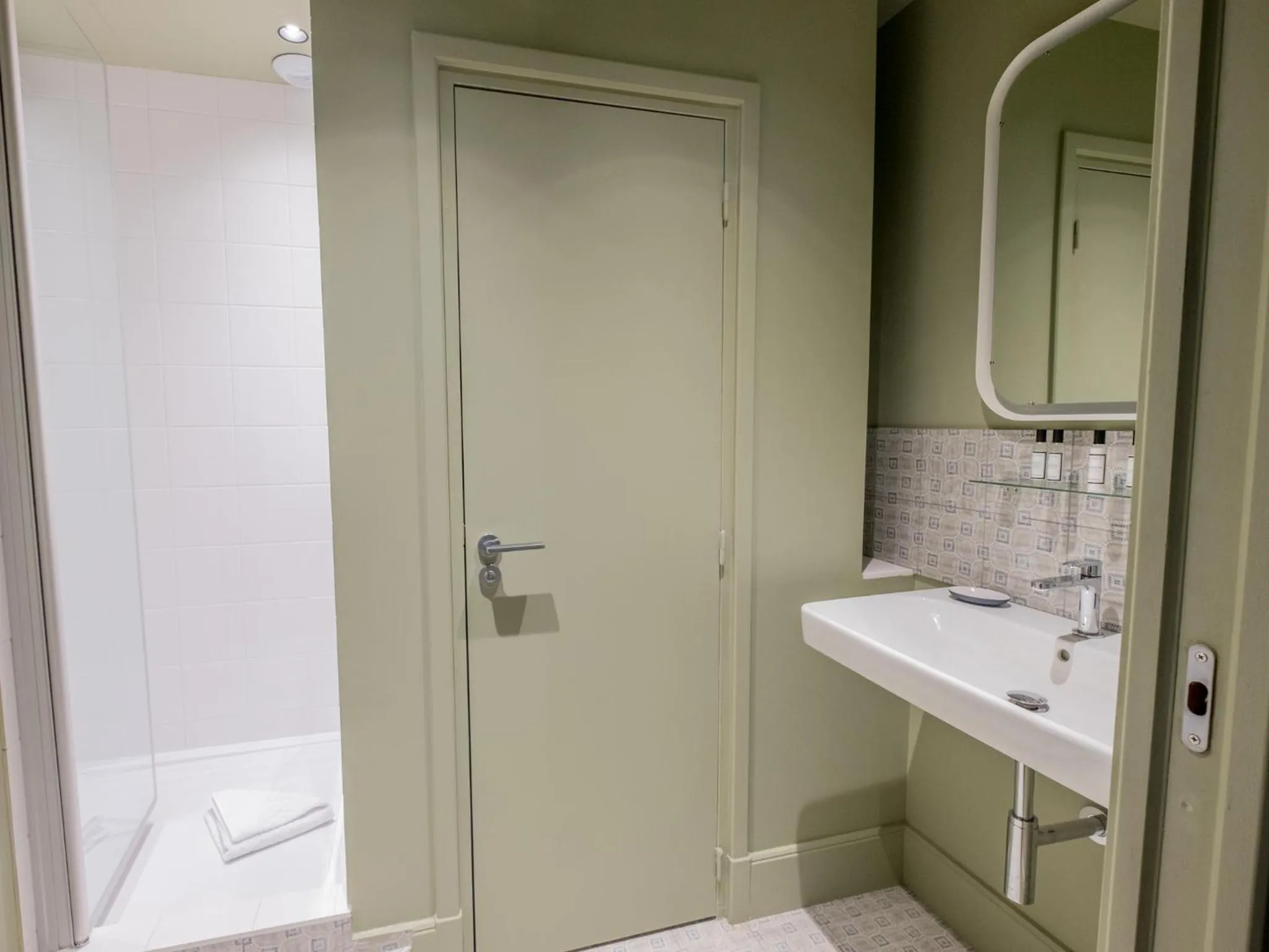 Shower in 1er Etage SoPi-Montmartre