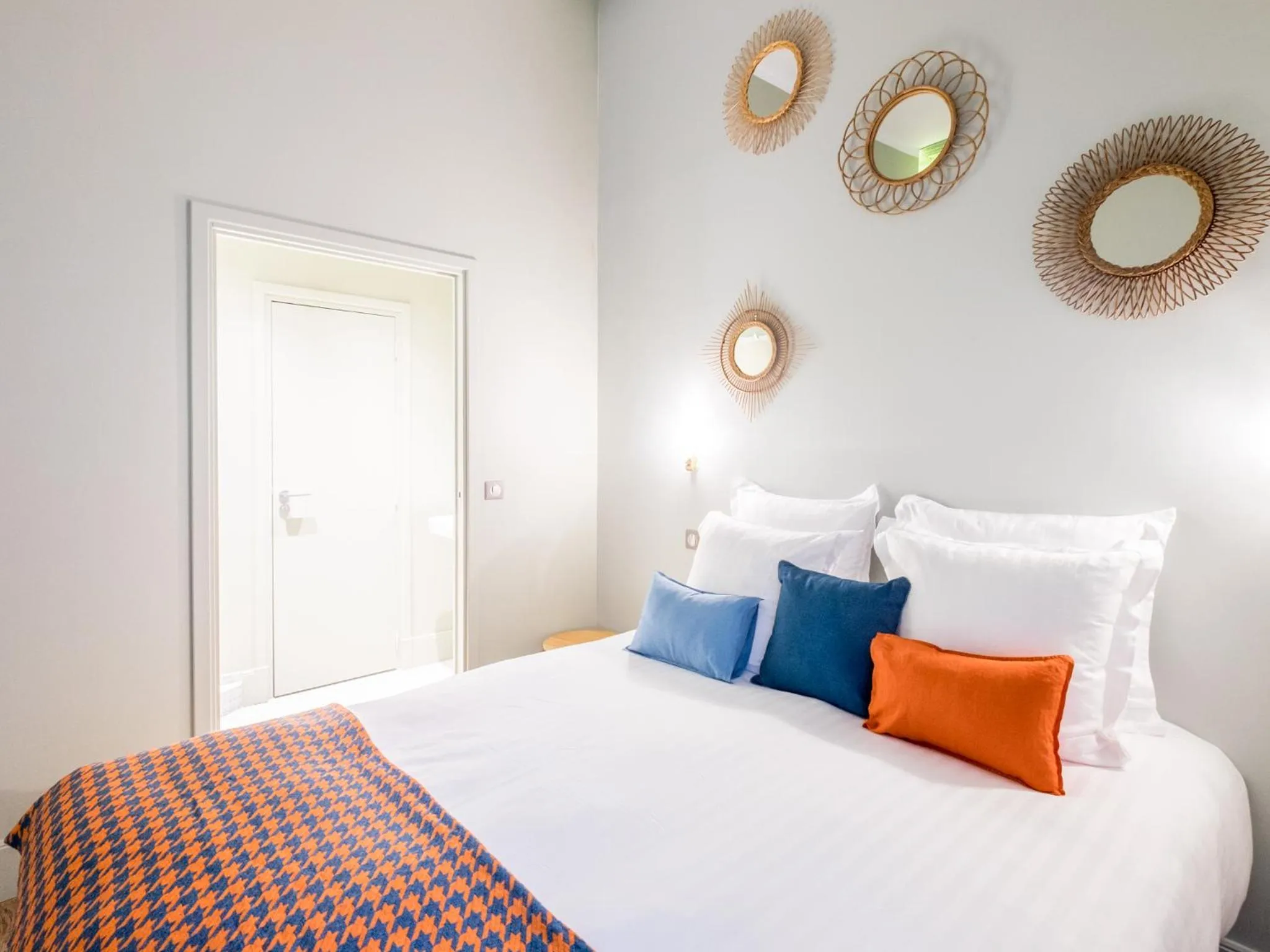 Photo of the whole room, Bed in 1er Etage SoPi-Montmartre