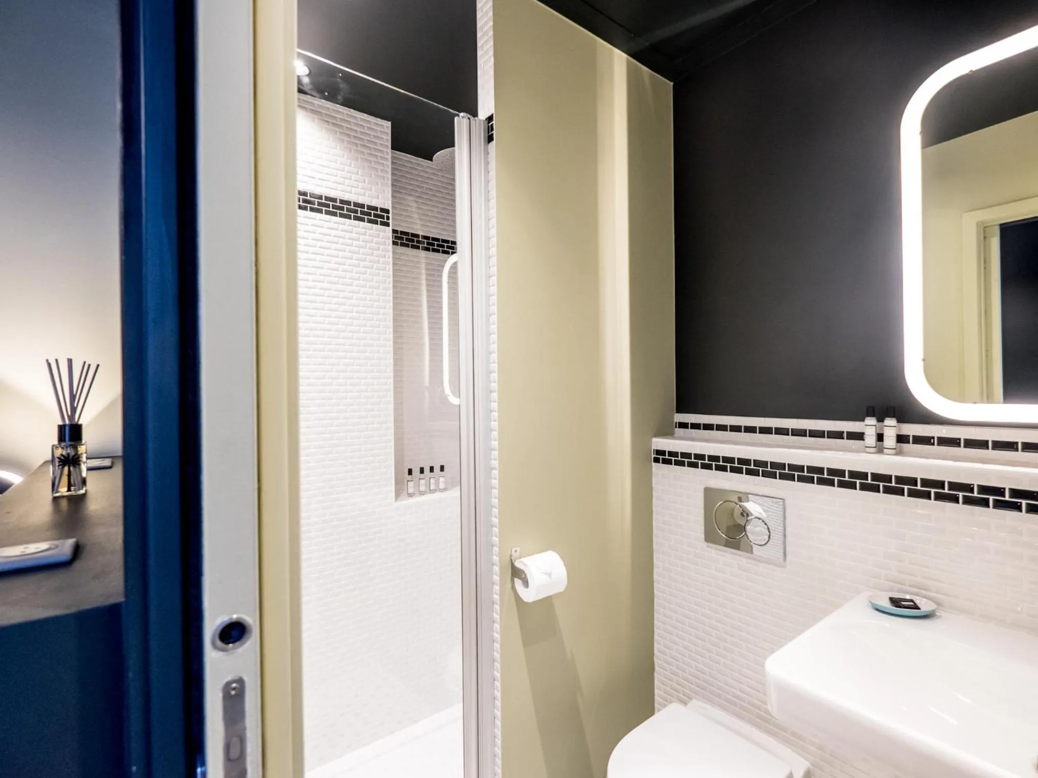 Shower in 1er Etage SoPi-Montmartre