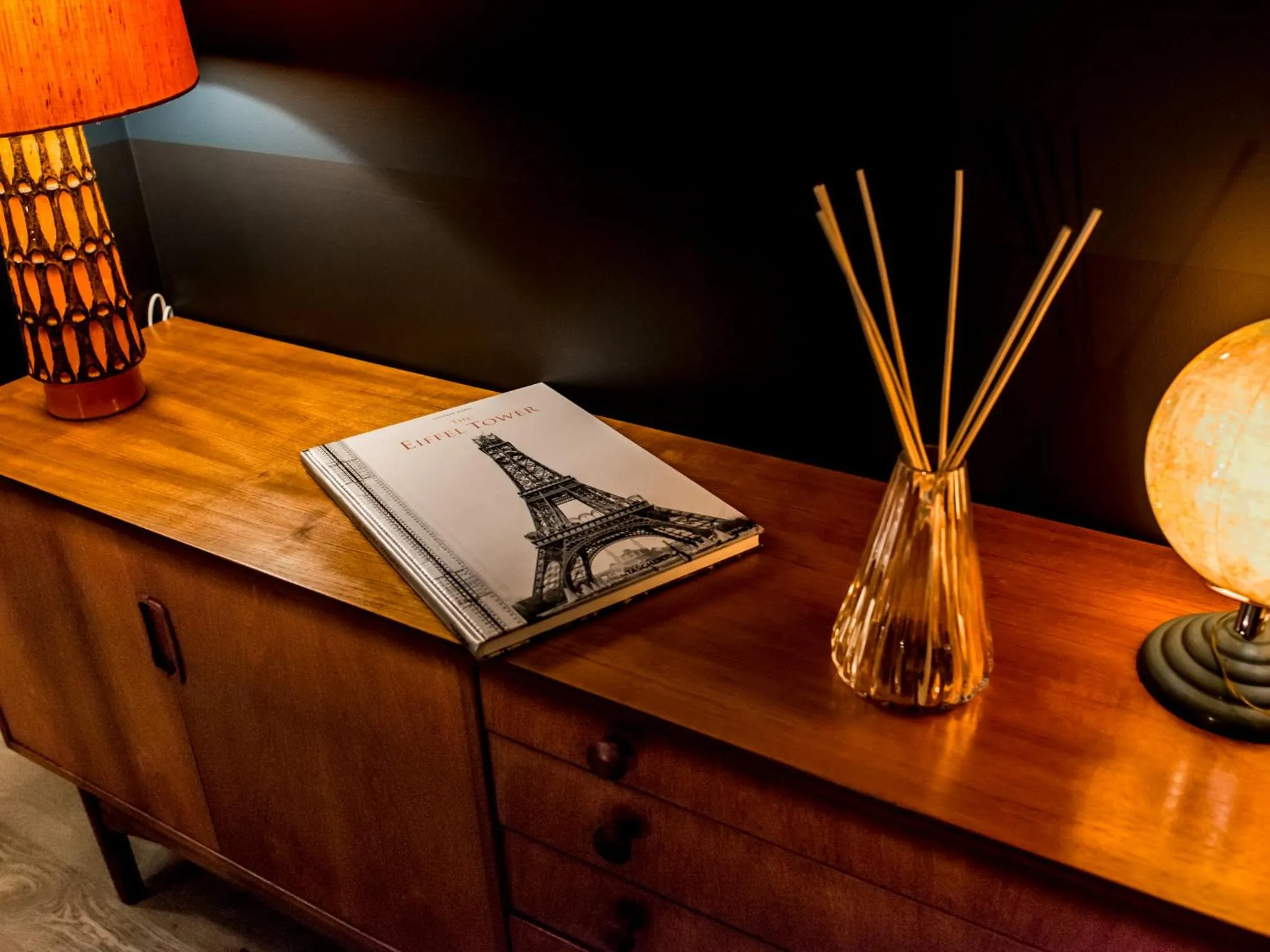 Decorative detail in 1er Etage SoPi-Montmartre