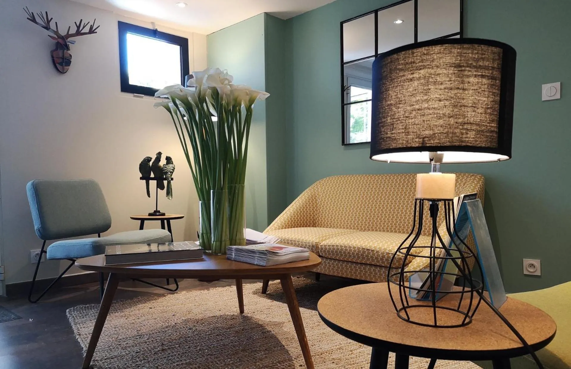 Seating area in Couette et Café