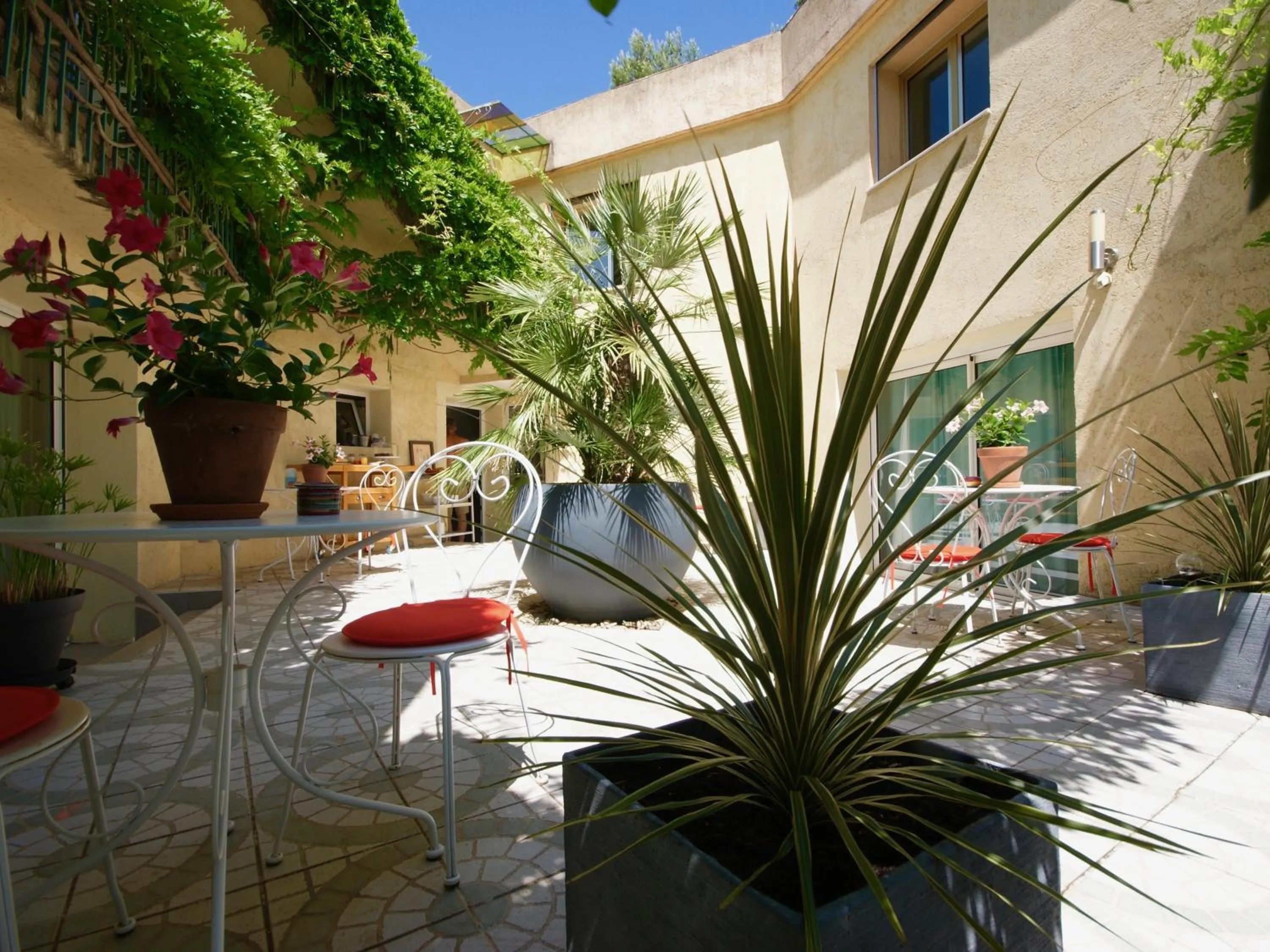 Property building in Couette et Café