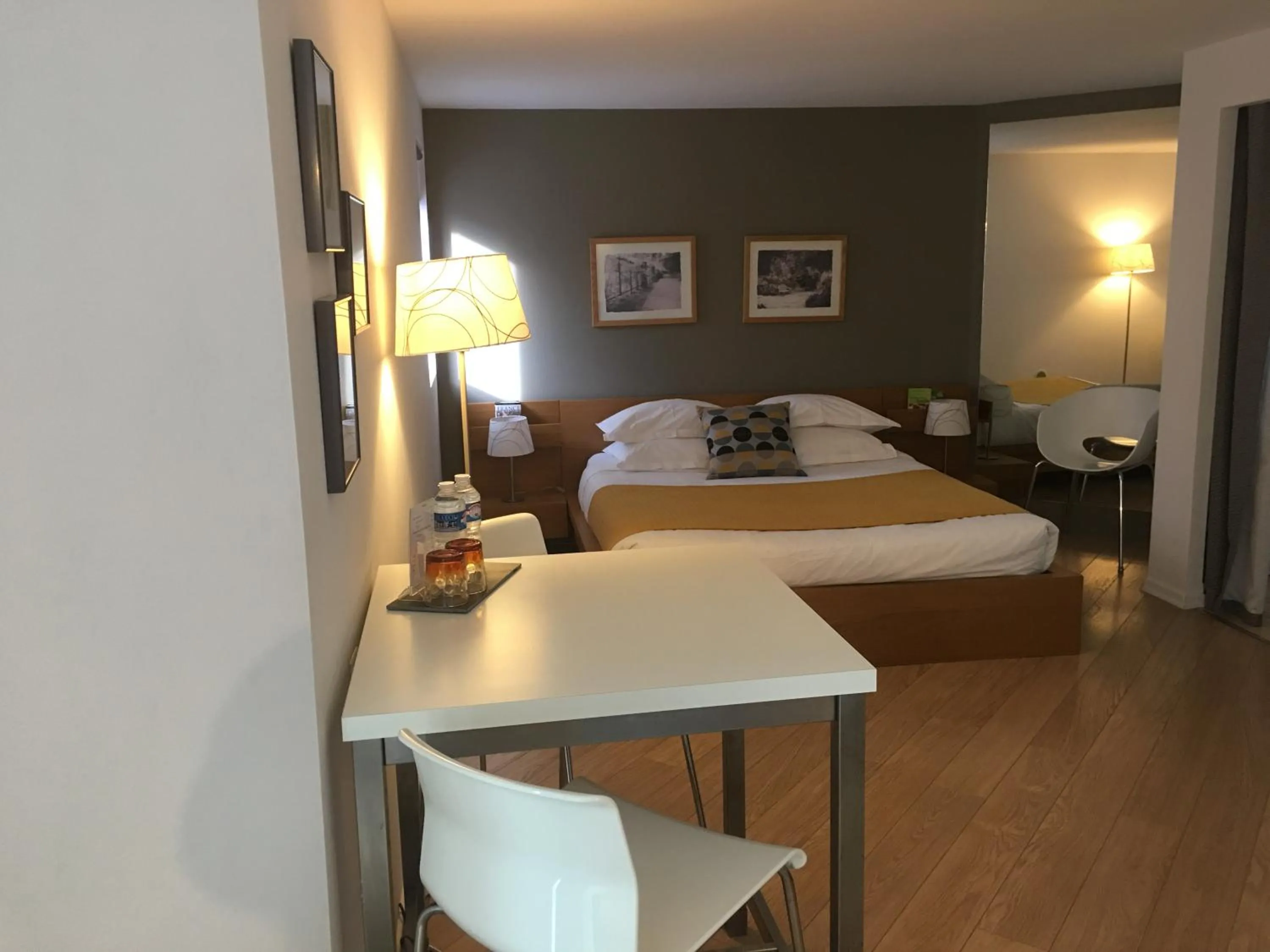 Bedroom, Bed in Couette et Café