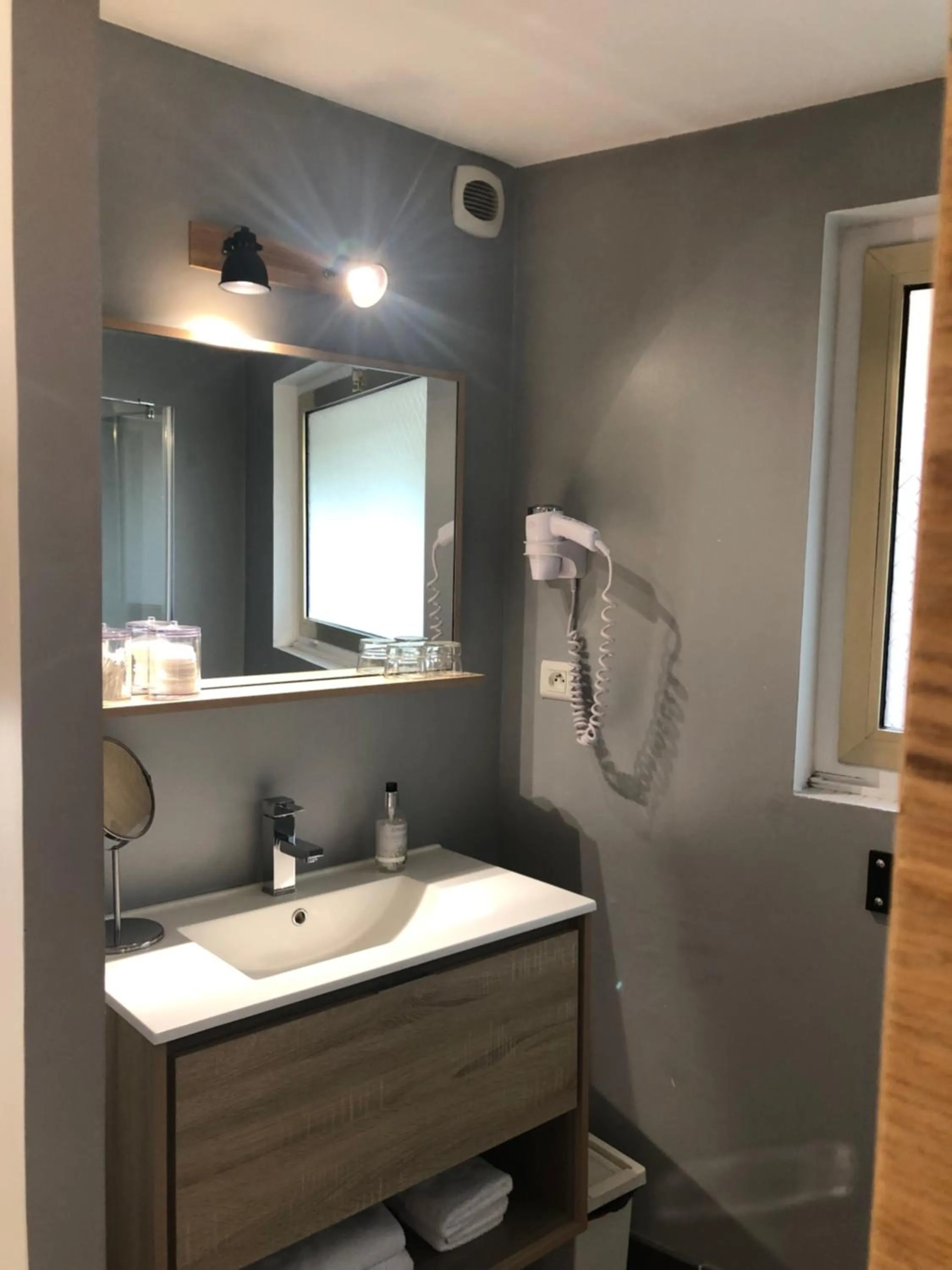 Bathroom in Couette et Café