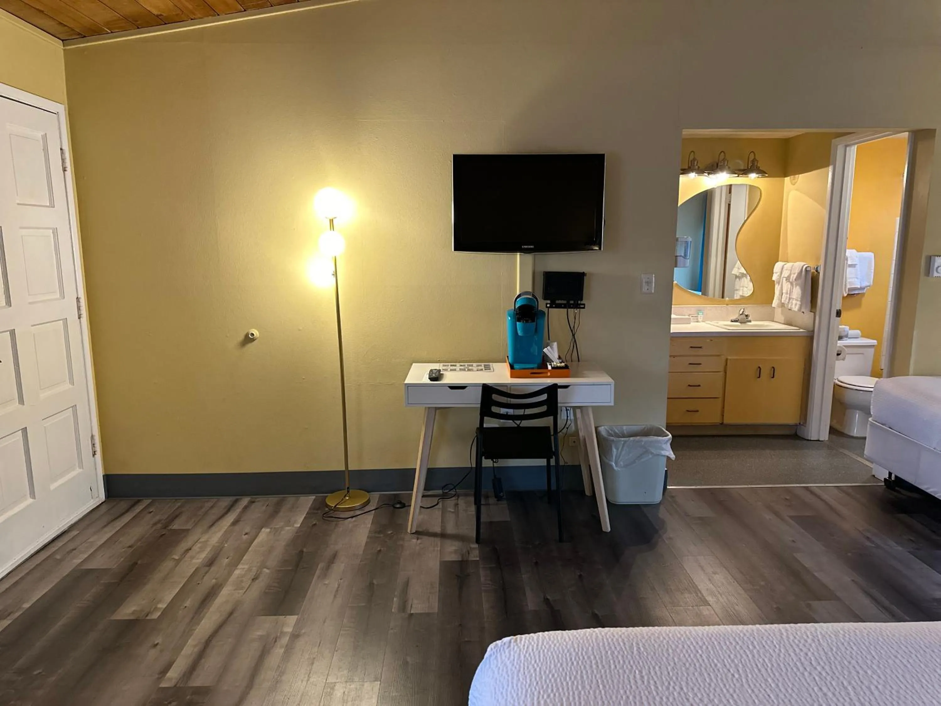 Bathroom, Bed in Atomic Motel