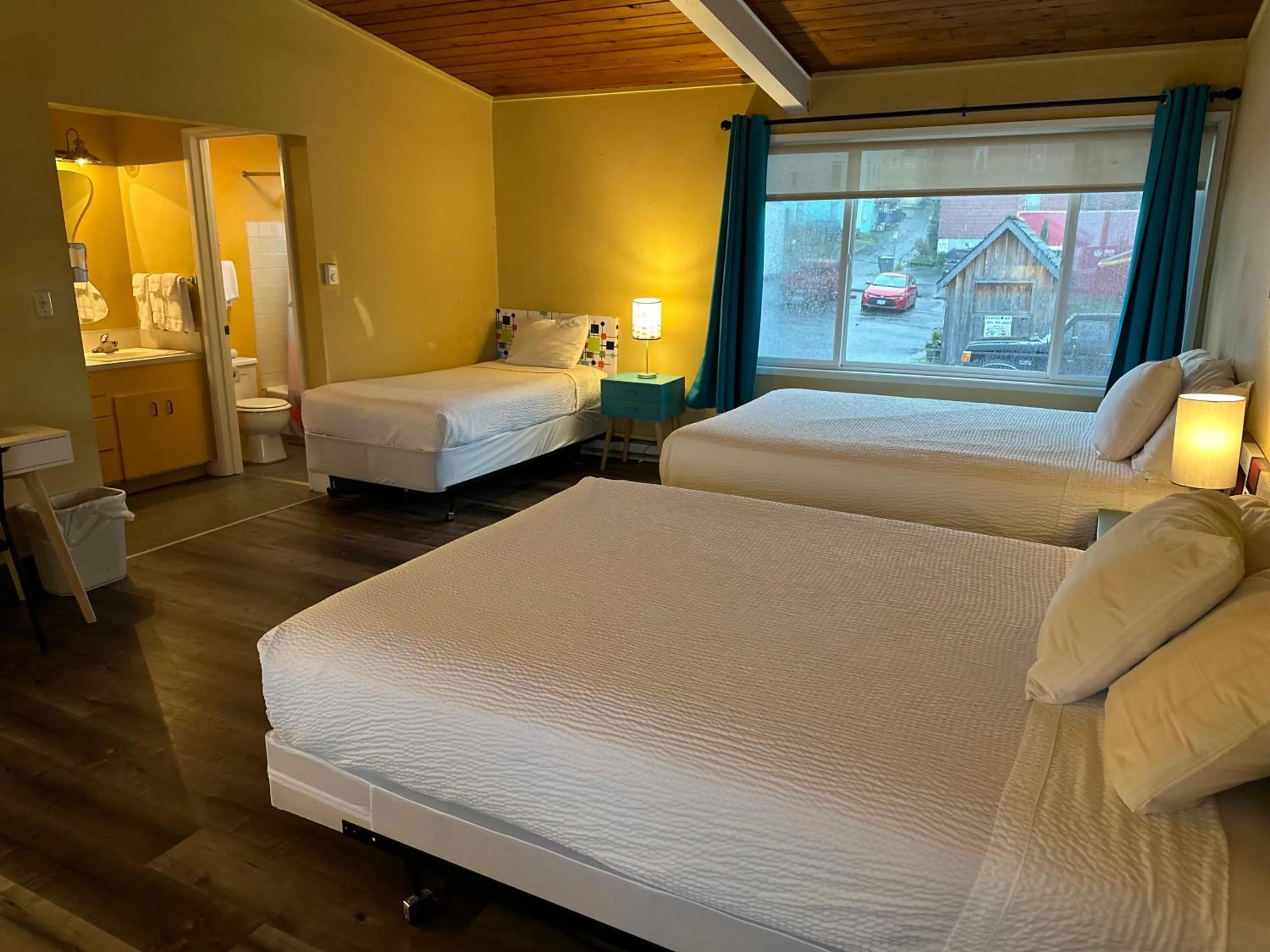 Photo of the whole room, Bed in Atomic Motel