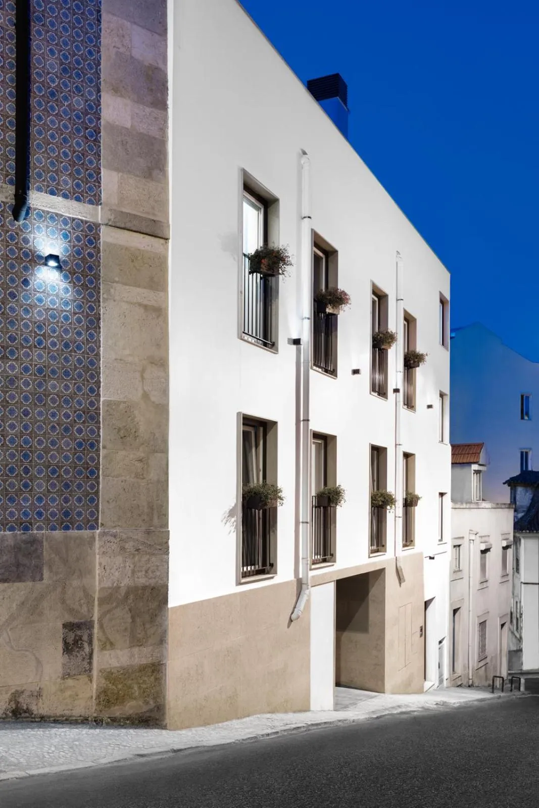 Facade/entrance in OnJ S. Lazaro Lisboa