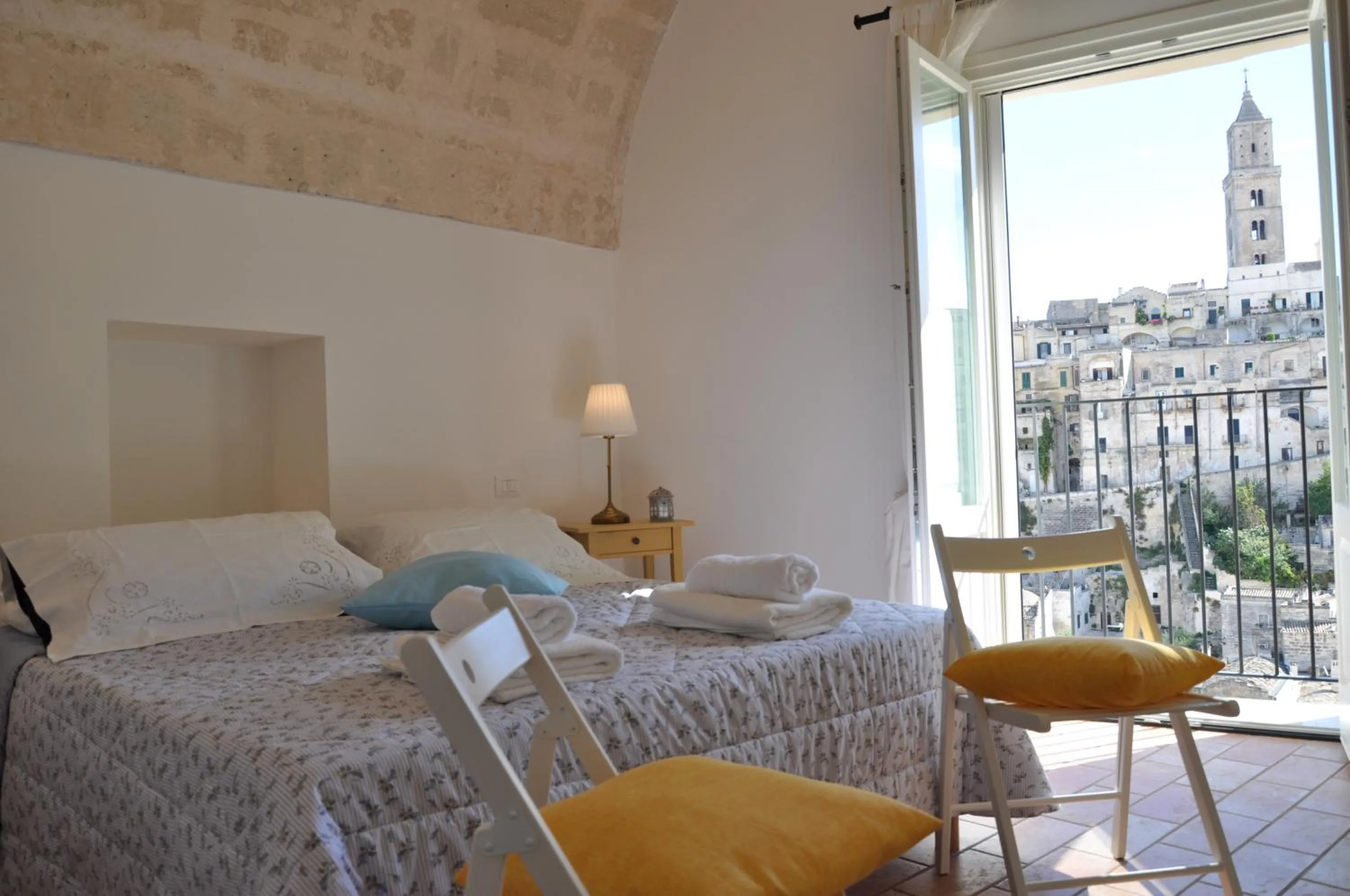 Decorative detail, Bed in Roseus La Casa Vacanze nei Sassi
