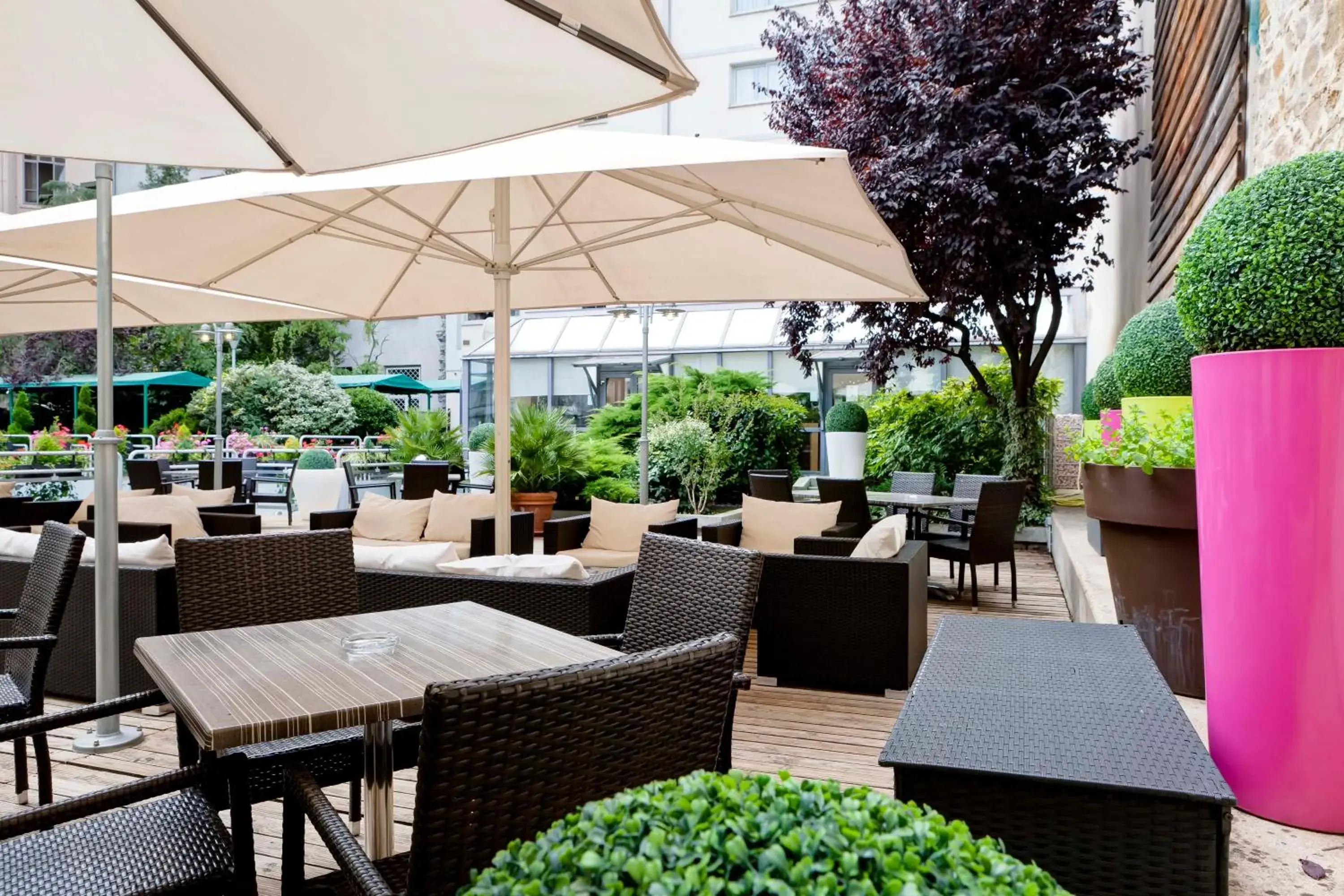 Property building in Hôtel Charlemagne by Happyculture Property building in Hôtel Charlemagne by Happyculture