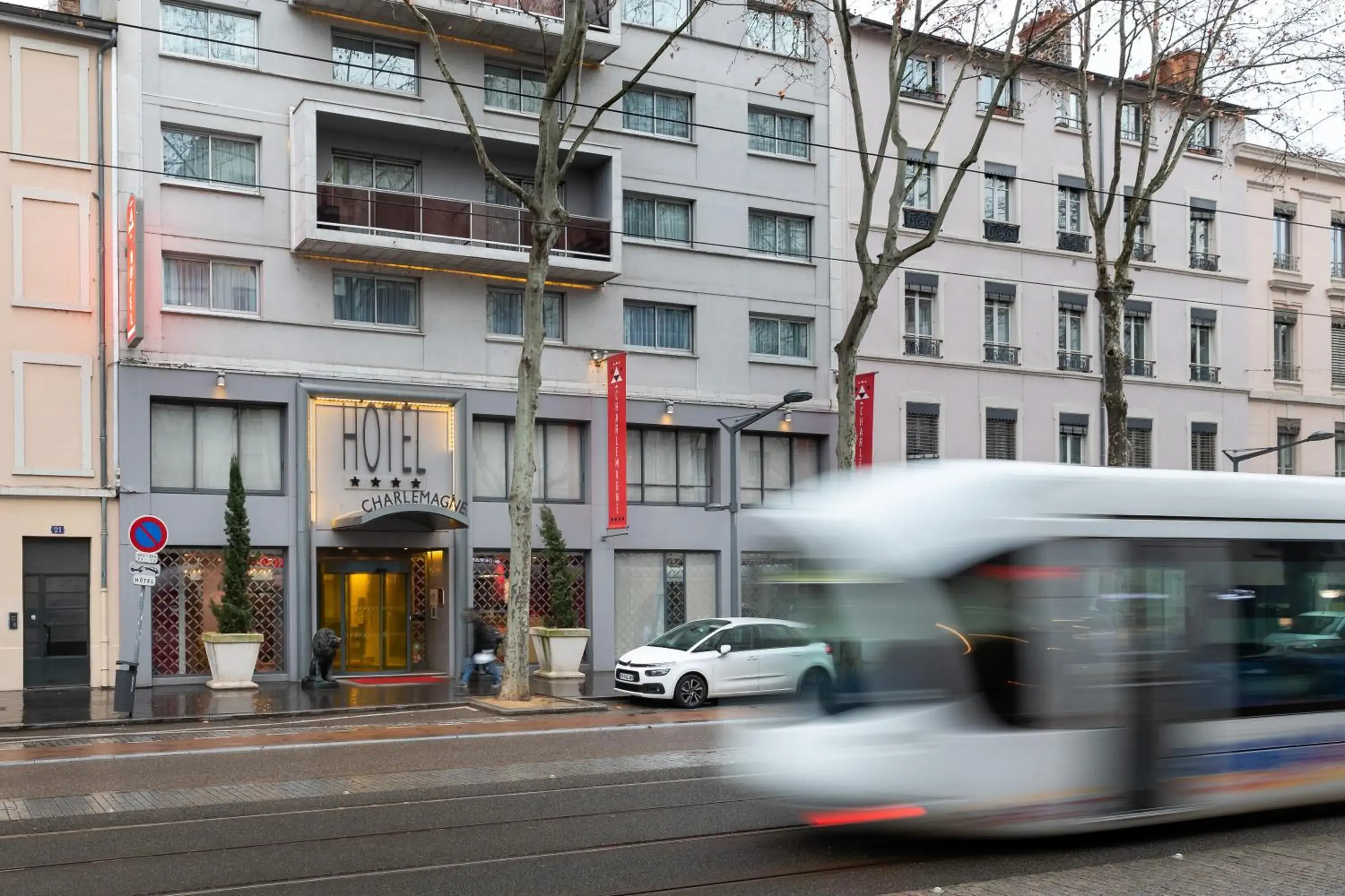 Property building in Hôtel Charlemagne by Happyculture Property building in Hôtel Charlemagne by Happyculture