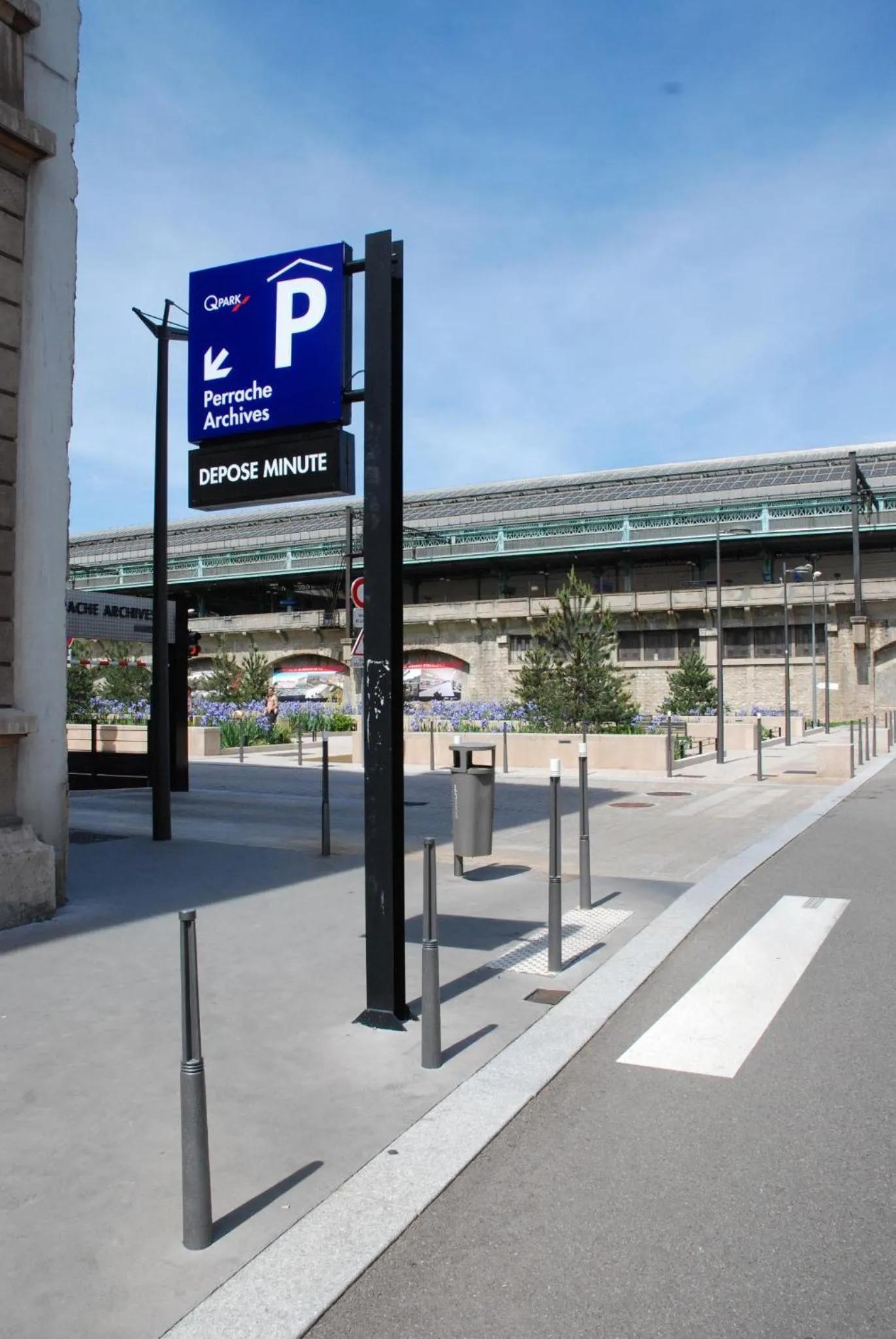 Parking in Hôtel Charlemagne by Happyculture