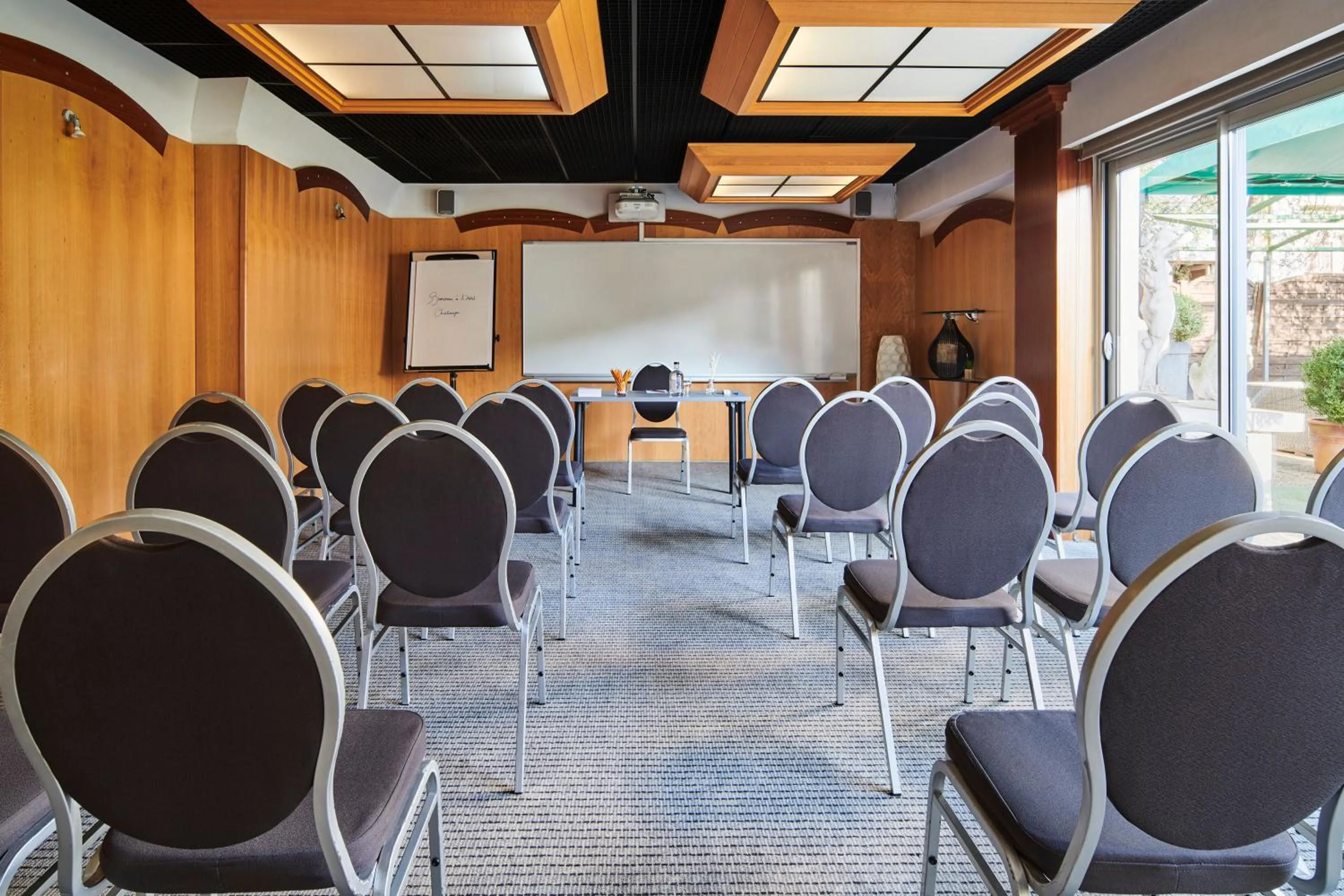 Business facilities in Hôtel Charlemagne by Happyculture