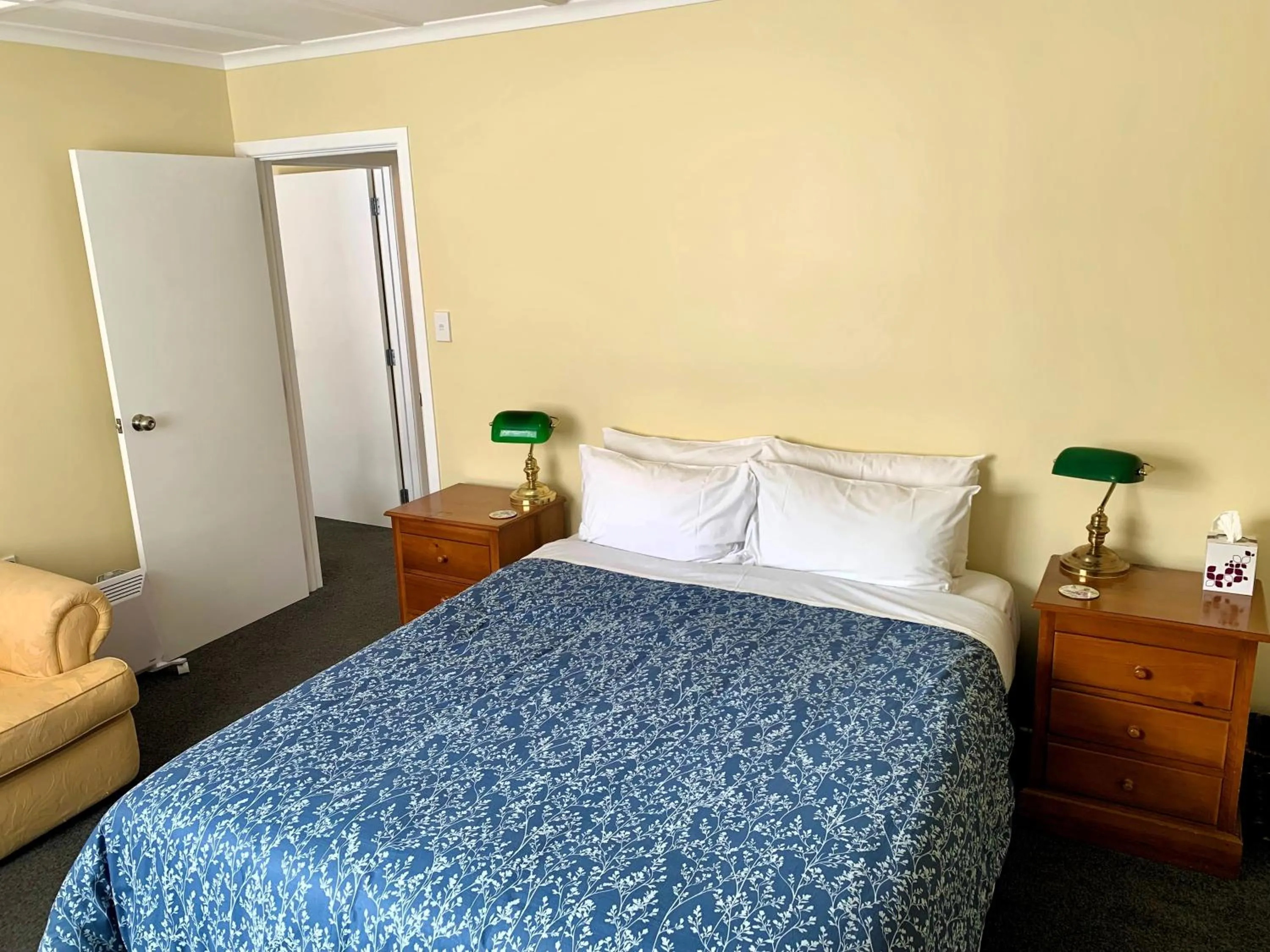 Seating area, Bed in Tongariro Crossing Lodge