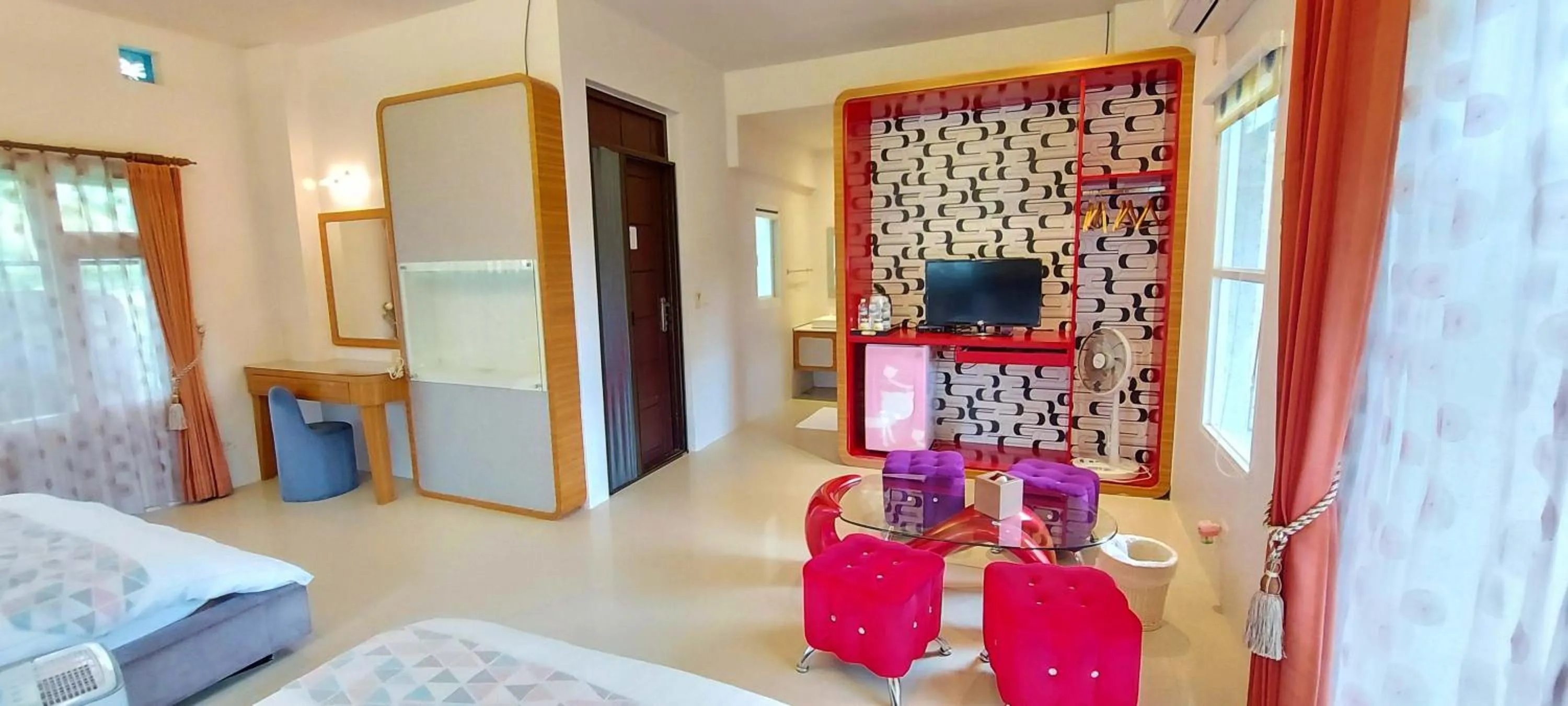 Photo of the whole room, Bed in The House of Water