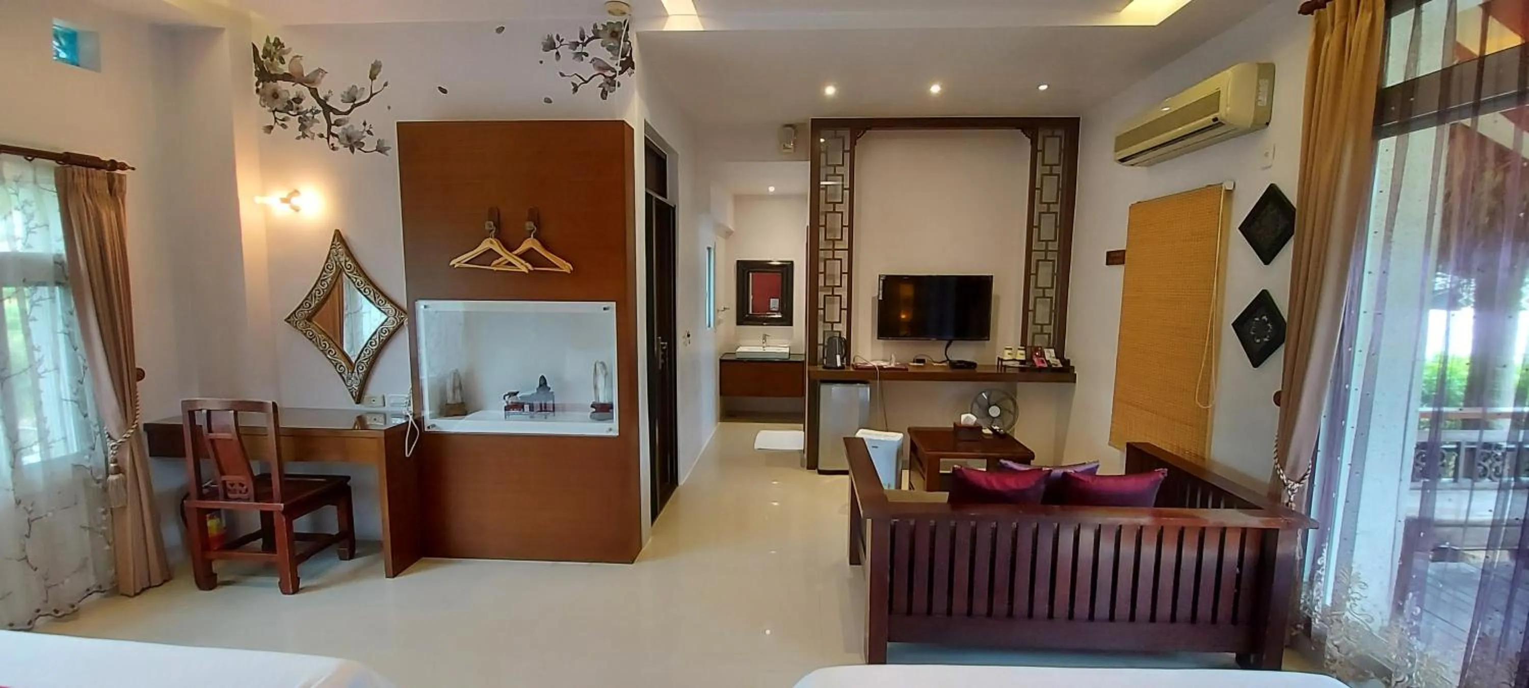 Photo of the whole room, Bed in The House of Water