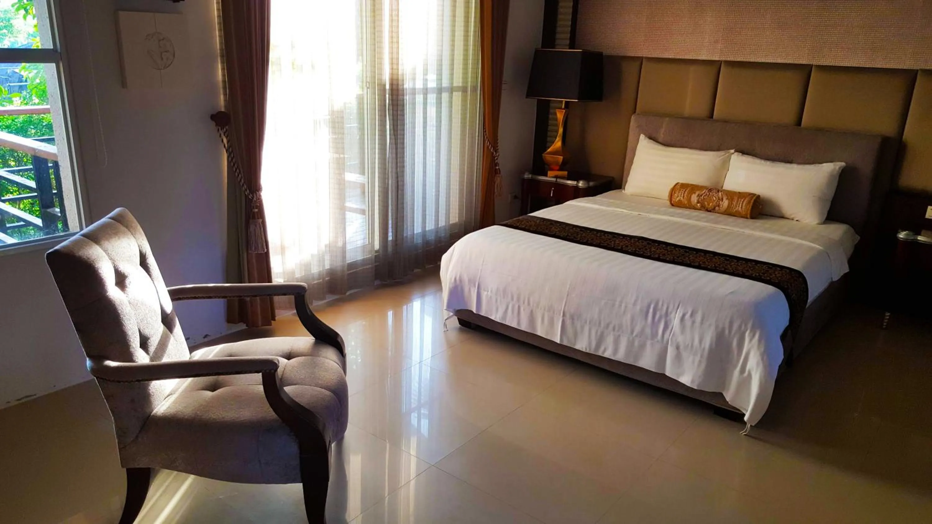 Photo of the whole room, Bed in The House of Water