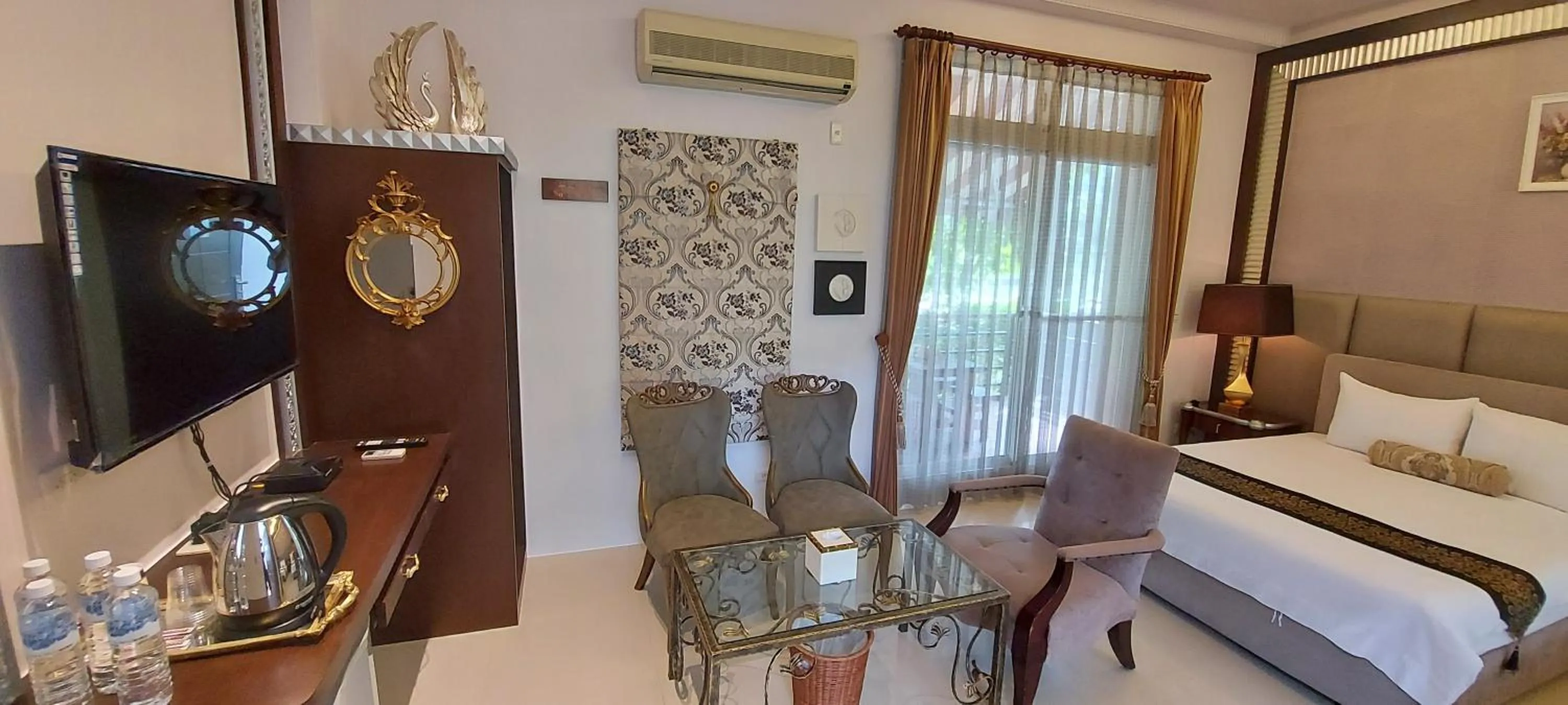 Living room, Bed in The House of Water