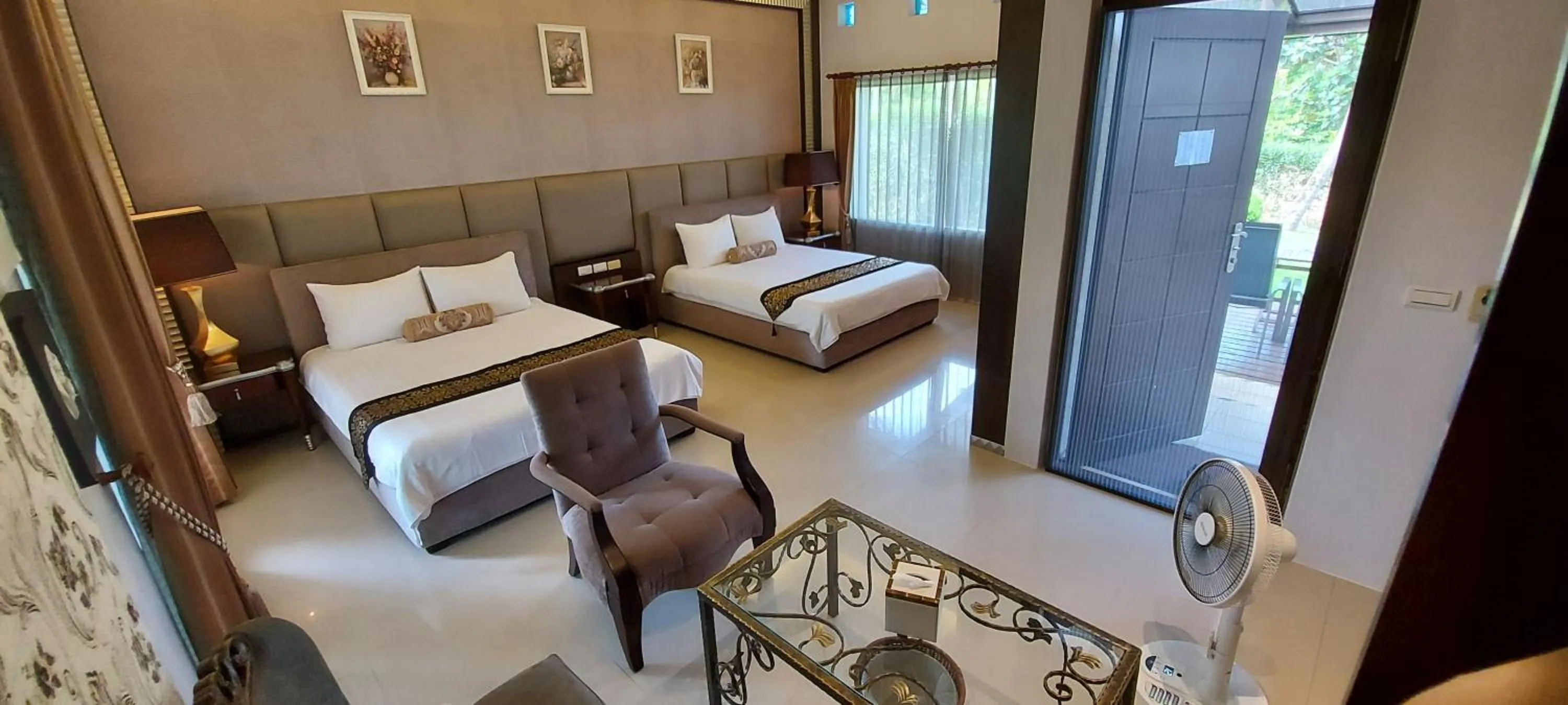 Living room, Bed in The House of Water