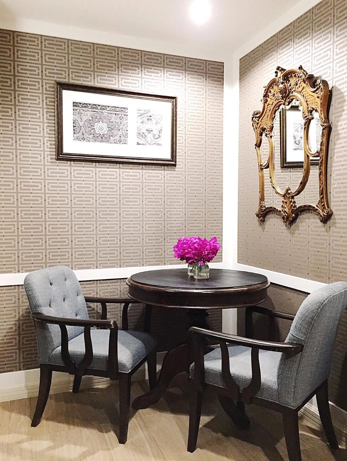 Seating area in Sara's Hotel