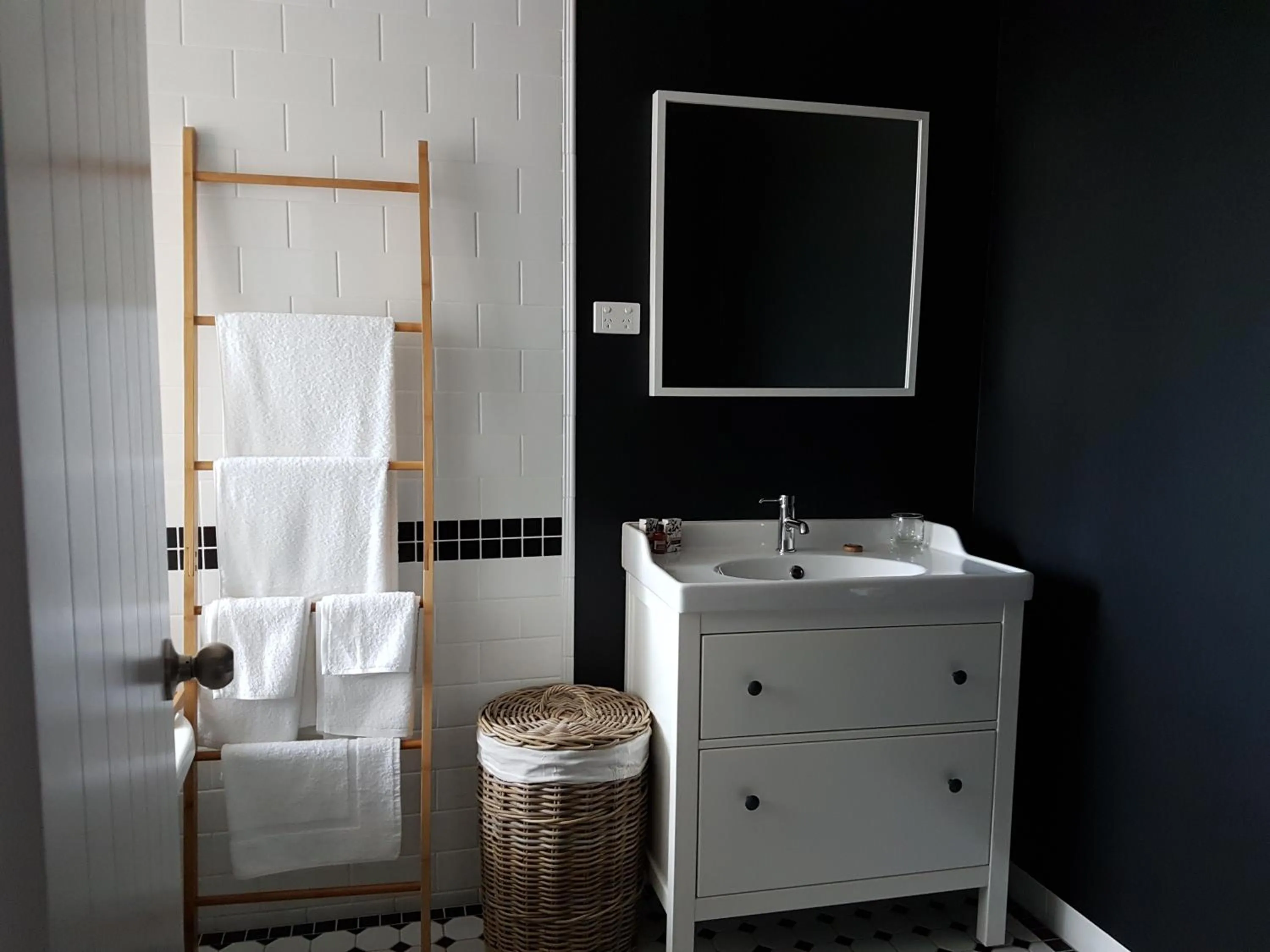 Bathroom in Kernow - Minimum age 18