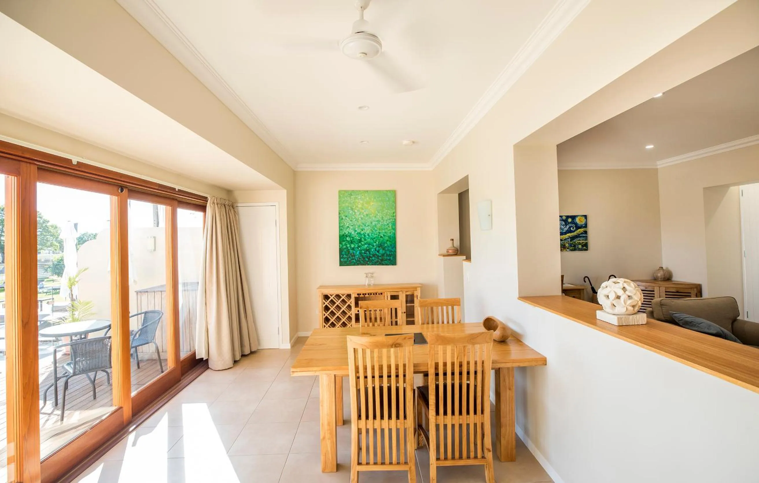 Dining area in Kernow - Minimum age 18